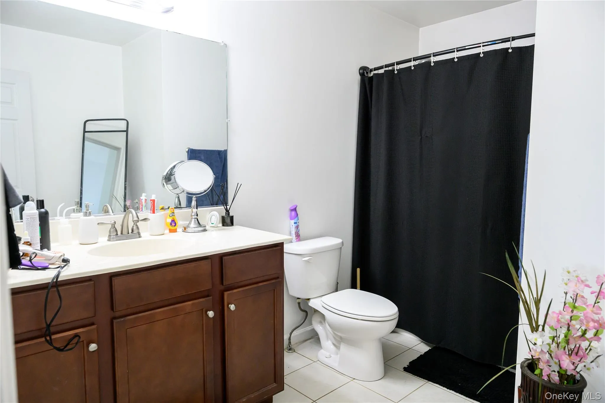 Full Bathroom in the main living area Full Bathroom in the main living area