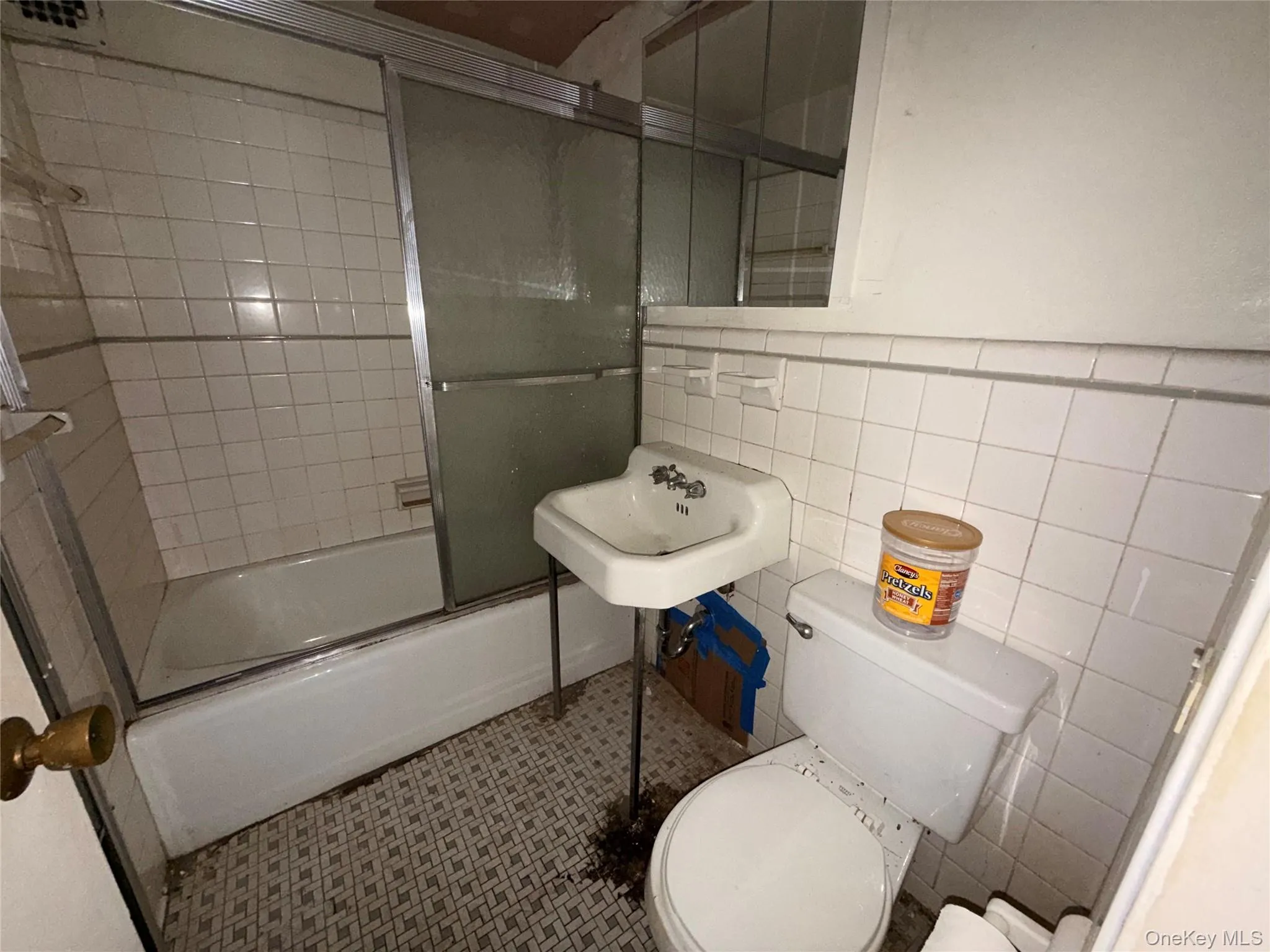 61-25 97th Street, New York, NY, 1 Bedroom Bedrooms, 3 Rooms Rooms,1 BathroomBathrooms,Residential,For Rent,97th,0,1056620 61-25 97th Street, New York, NY, 1 Bedroom Bedrooms, 3 Rooms Rooms,1 BathroomBathrooms,Residential,For Rent,97th,0,1056620