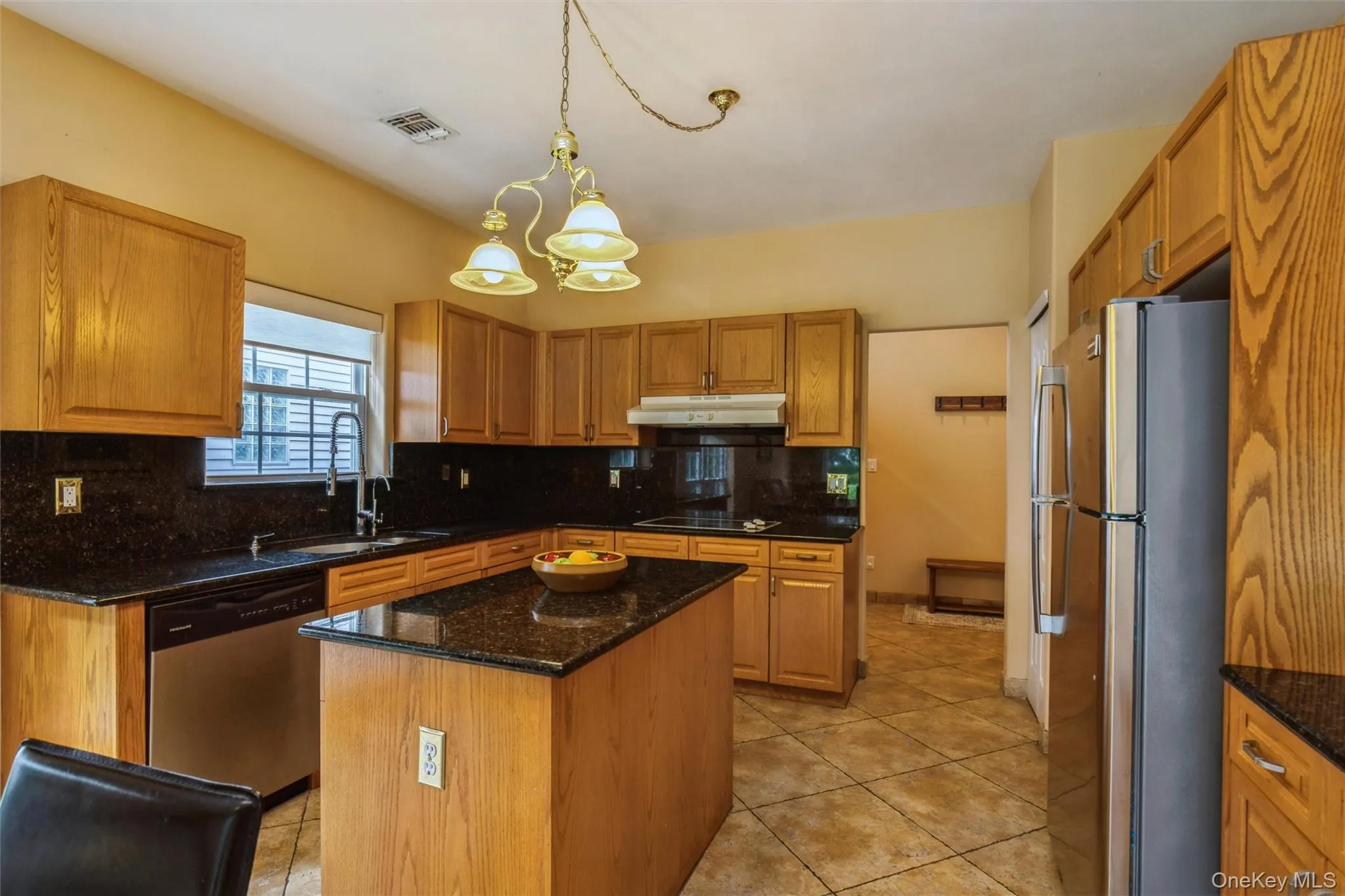 Kitchen with Island Kitchen with Island