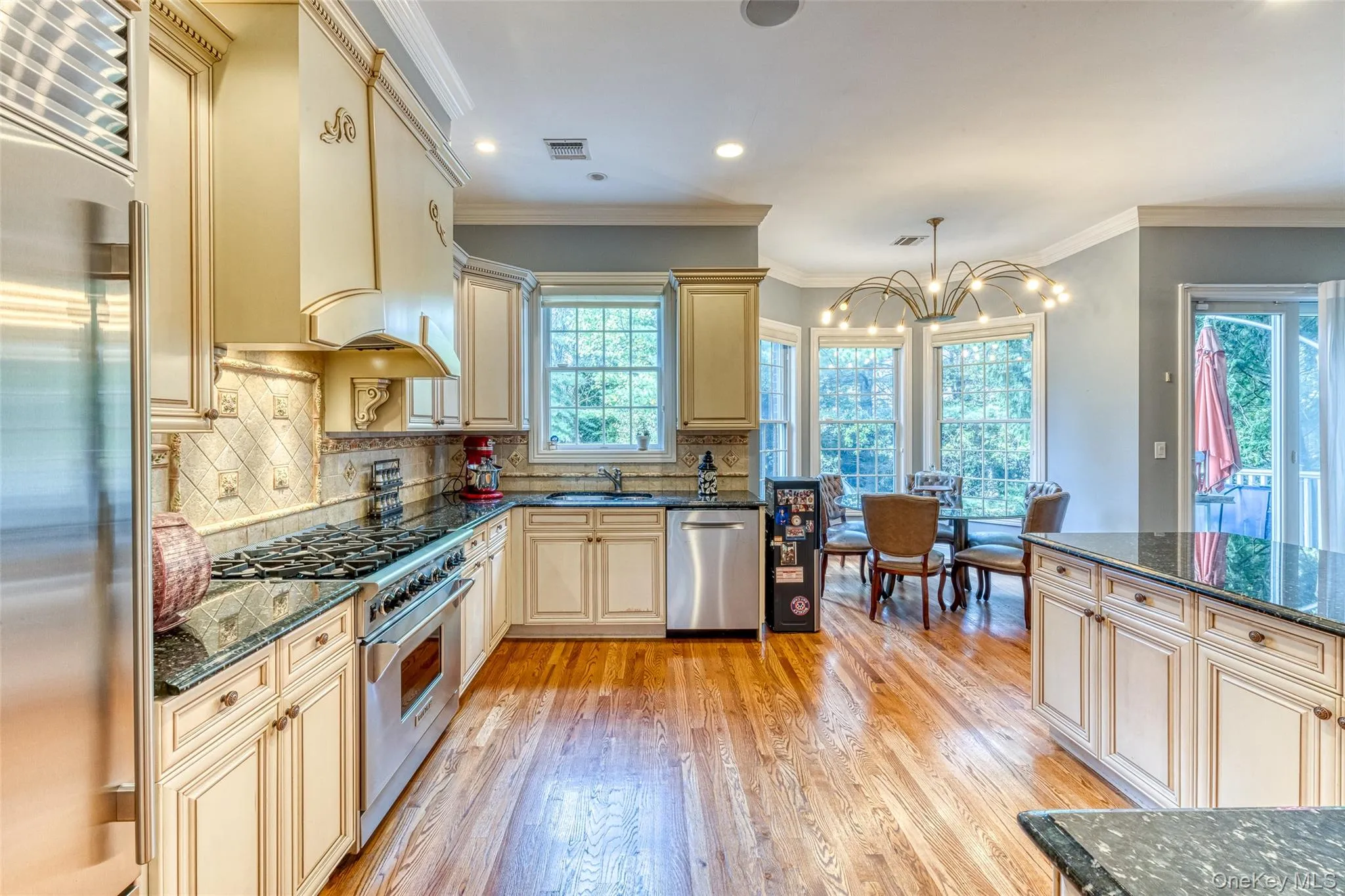 Designer Eat-in Kitchen Designer Eat-in Kitchen