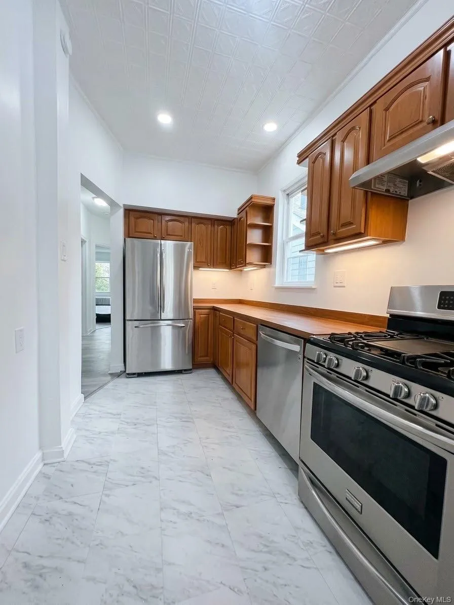 1718 Edison Avenue, New York, NY, 3 Bedrooms Bedrooms, 6 Rooms Rooms,1 BathroomBathrooms,Residential Lease,For Rent,Edison,0,1056700 1718 Edison Avenue, New York, NY, 3 Bedrooms Bedrooms, 6 Rooms Rooms,1 BathroomBathrooms,Residential Lease,For Rent,Edison,0,1056700