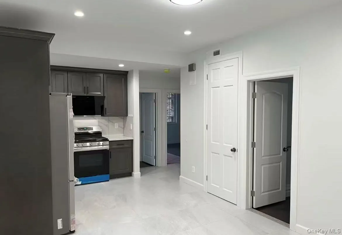 6139 231st Street, New York, NY, 2 Bedrooms Bedrooms, 6 Rooms Rooms,2 BathroomsBathrooms,Residential Lease,For Rent,231st,0,1056710 6139 231st Street, New York, NY, 2 Bedrooms Bedrooms, 6 Rooms Rooms,2 BathroomsBathrooms,Residential Lease,For Rent,231st,0,1056710