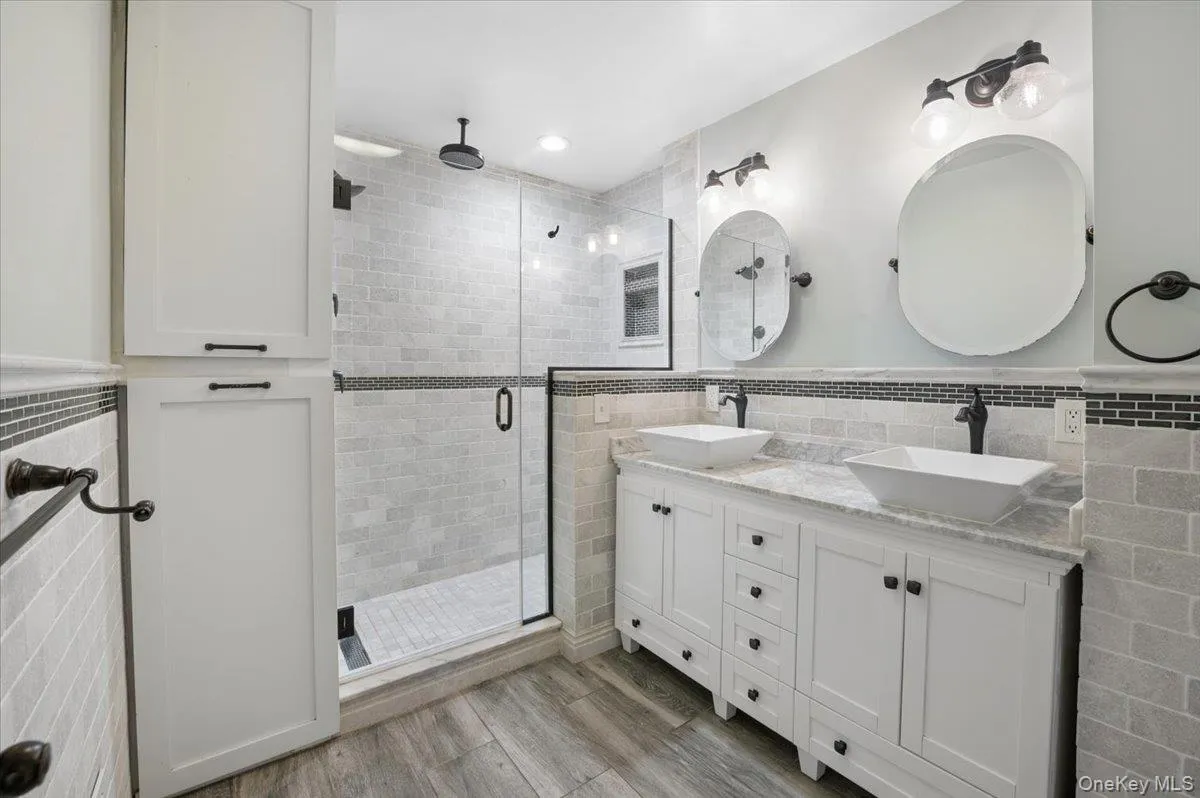 Newly updated primary bath. Newly updated primary bath.