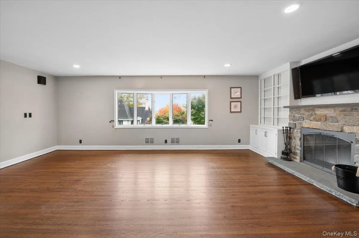 Set up from the road, sunny windows with a beautiful tree top view. Set up from the road, sunny windows with a beautiful tree top view.
