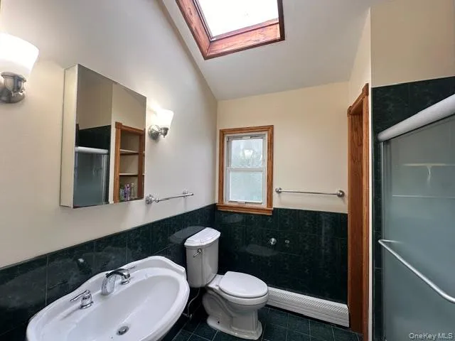 Upstairs Full Bathroom Upstairs Full Bathroom