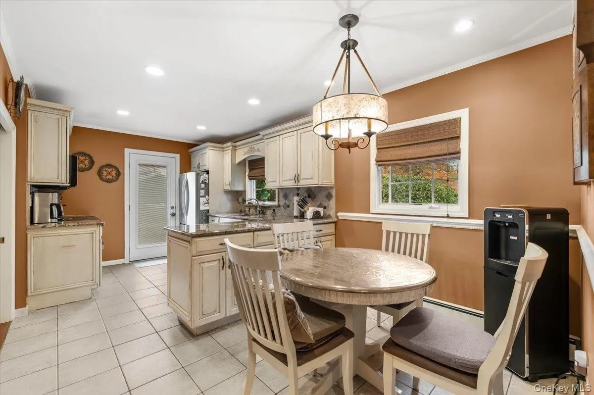 Eat in Kitchen Eat in Kitchen