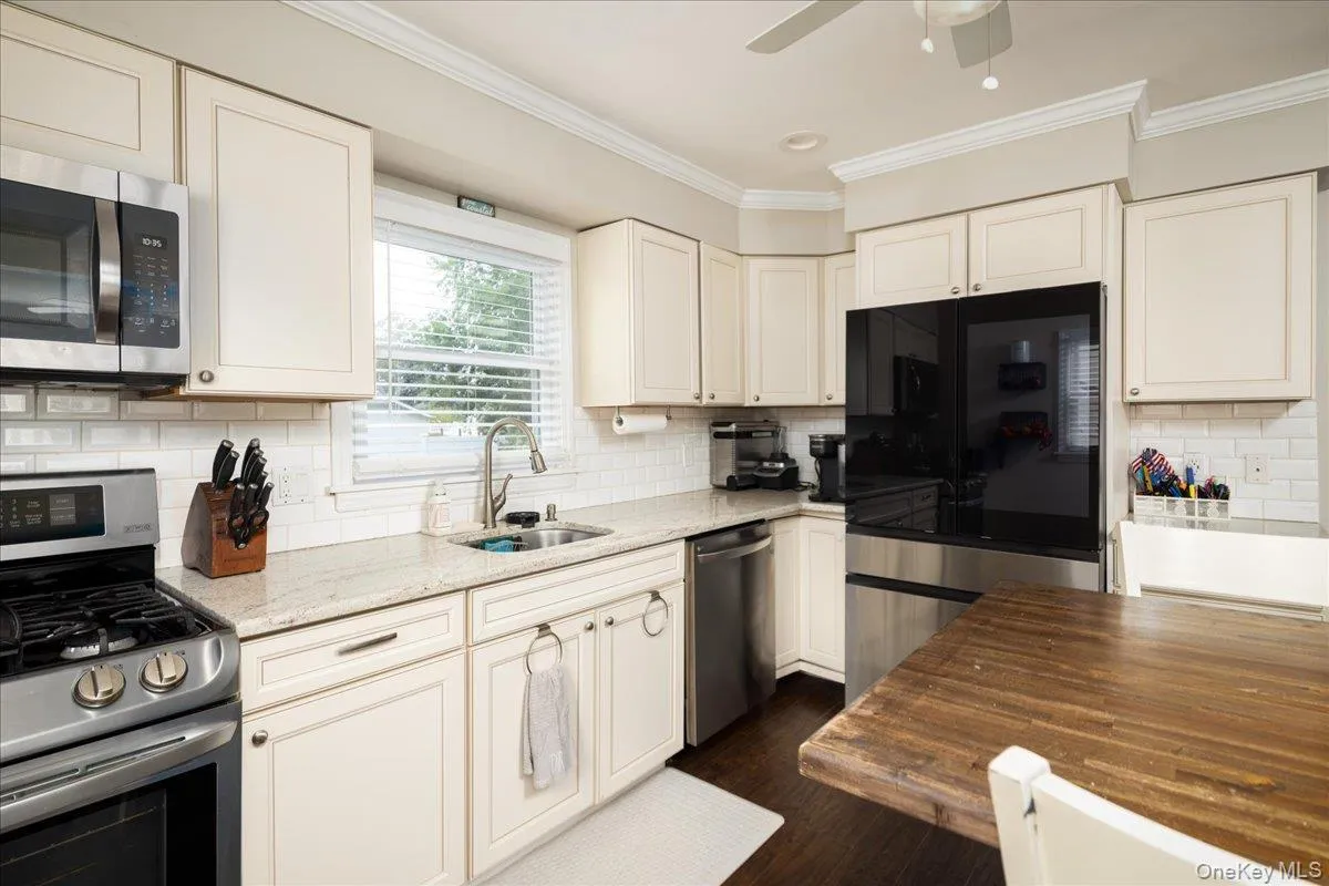 621 Fulton Avenue, Babylon, NY, 5 Bedrooms Bedrooms, 9 Rooms Rooms,2 BathroomsBathrooms,Residential,For Rent,Fulton,0,1056784 621 Fulton Avenue, Babylon, NY, 5 Bedrooms Bedrooms, 9 Rooms Rooms,2 BathroomsBathrooms,Residential,For Rent,Fulton,0,1056784