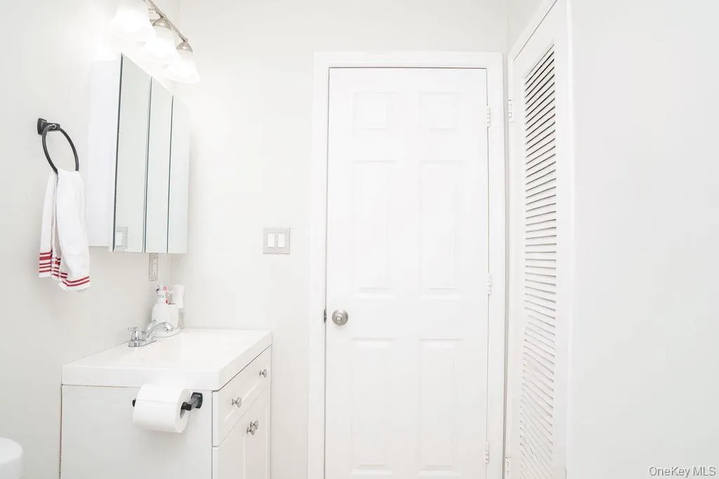 1369 Clinton Avenue, Islip, NY, 3 Bedrooms Bedrooms, 7 Rooms Rooms,2 BathroomsBathrooms,Residential,For Rent,Clinton,0,1056795 1369 Clinton Avenue, Islip, NY, 3 Bedrooms Bedrooms, 7 Rooms Rooms,2 BathroomsBathrooms,Residential,For Rent,Clinton,0,1056795