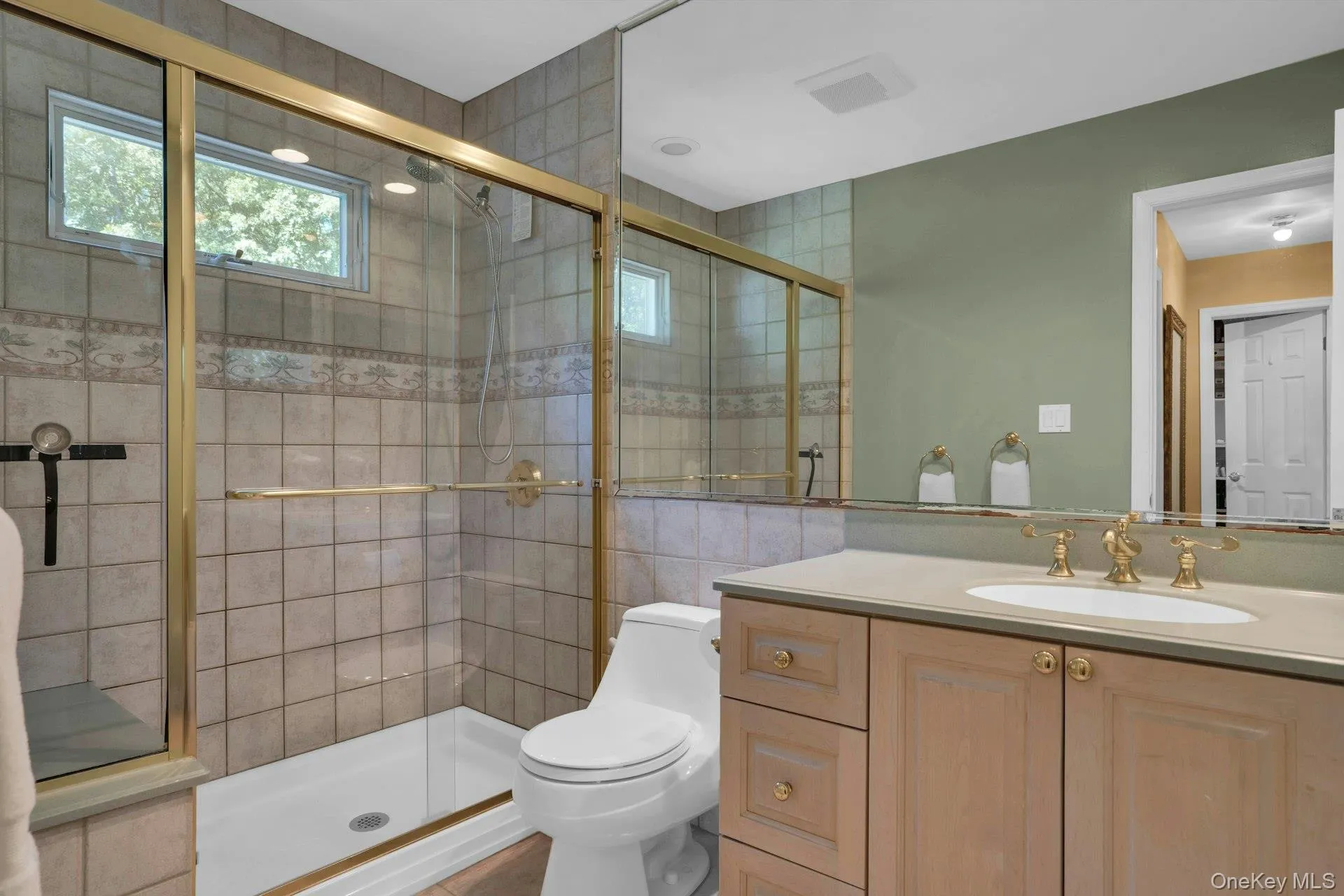Private ensuite bathroom for the Primary bedroom. Private ensuite bathroom for the Primary bedroom.