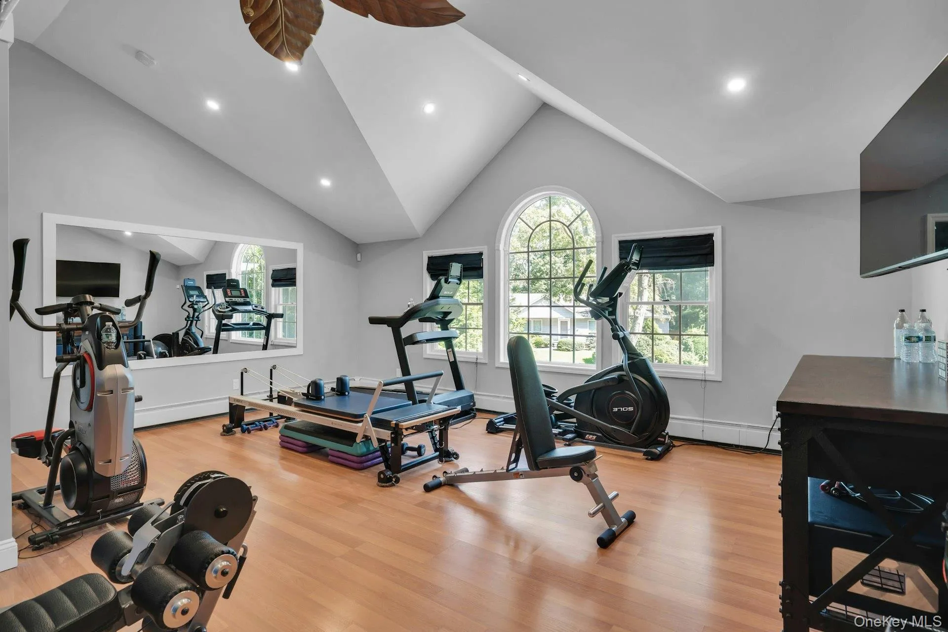 Gorgeous windows and natural light. Gorgeous windows and natural light.
