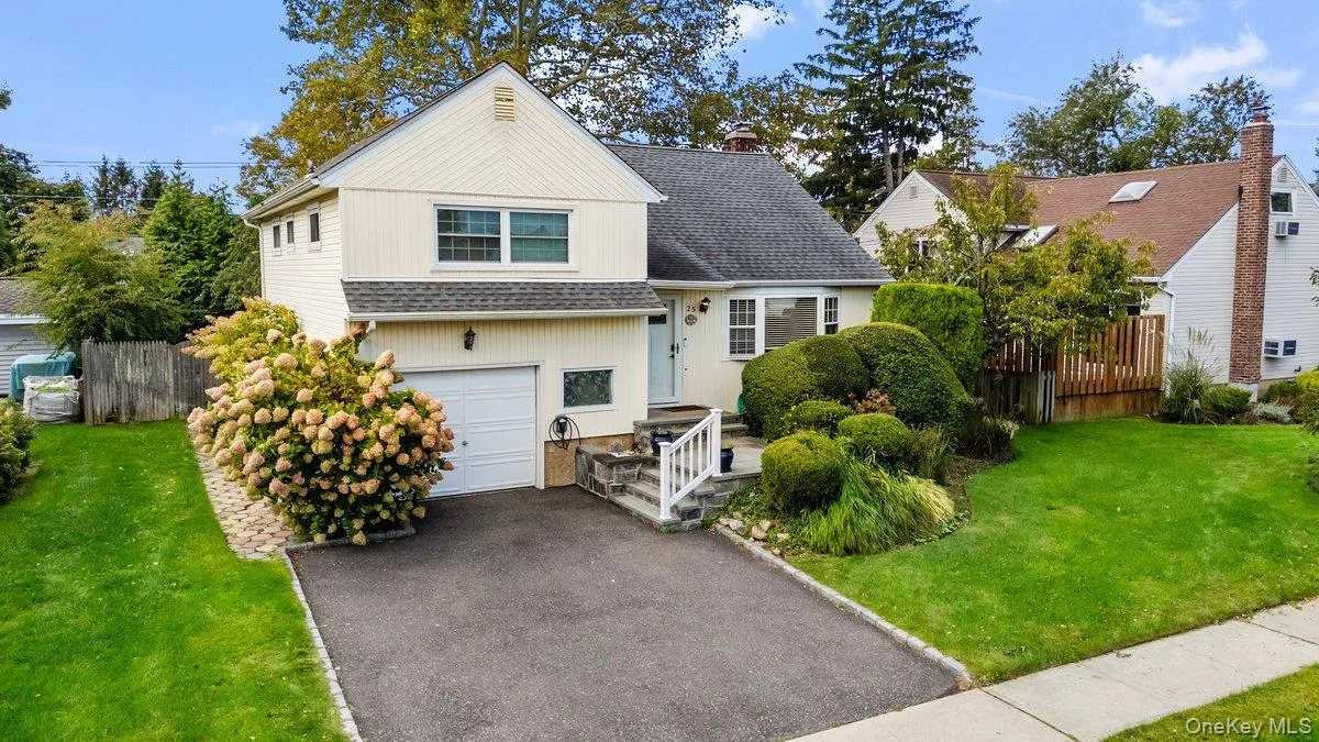 25 Marilyn Boulevard, Oyster Bay, NY, 3 Bedrooms Bedrooms, 7 Rooms Rooms,1 BathroomBathrooms,Residential,For Rent,Marilyn,0,1056820 25 Marilyn Boulevard, Oyster Bay, NY, 3 Bedrooms Bedrooms, 7 Rooms Rooms,1 BathroomBathrooms,Residential,For Rent,Marilyn,0,1056820