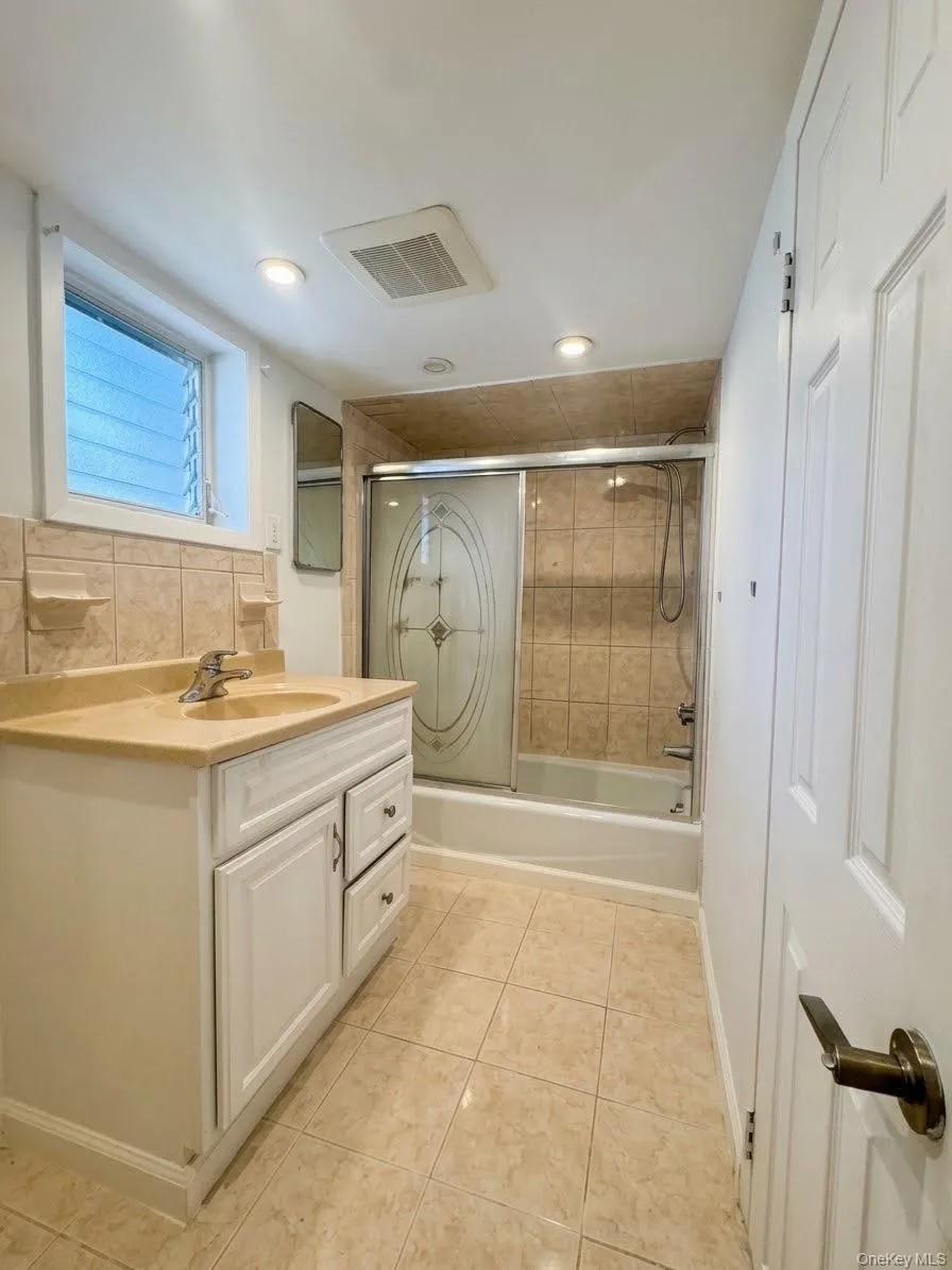 249 Macquesten Parkway, Mount Vernon, NY, 3 Bedroom Bedrooms, 6 Room Rooms,1 BathroomBathrooms,Residential Lease,For Rent,Macquesten,0,1056825 249 Macquesten Parkway, Mount Vernon, NY, 3 Bedroom Bedrooms, 6 Room Rooms,1 BathroomBathrooms,Residential Lease,For Rent,Macquesten,0,1056825