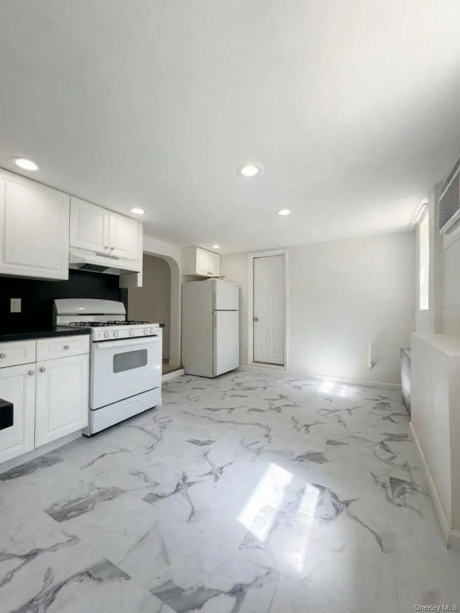 249 Macquesten Parkway, Mount Vernon, NY, 3 Bedroom Bedrooms, 6 Room Rooms,1 BathroomBathrooms,Residential Lease,For Rent,Macquesten,0,1056825 249 Macquesten Parkway, Mount Vernon, NY, 3 Bedroom Bedrooms, 6 Room Rooms,1 BathroomBathrooms,Residential Lease,For Rent,Macquesten,0,1056825