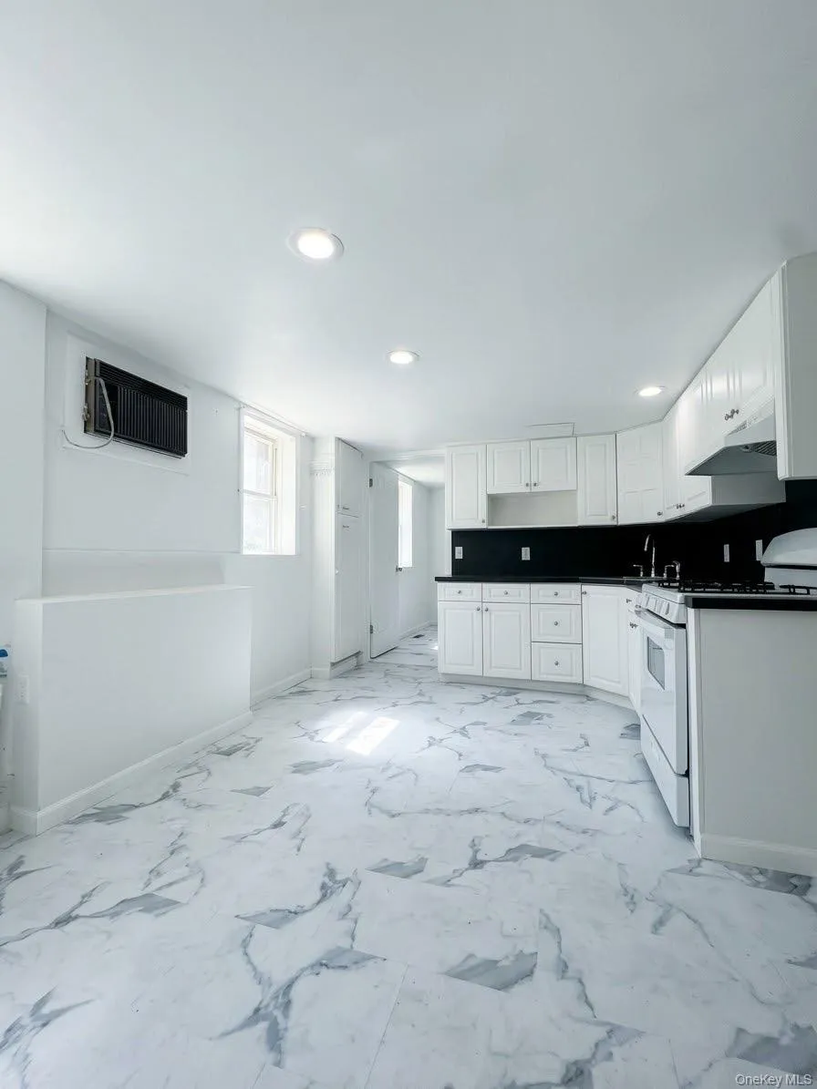 249 Macquesten Parkway, Mount Vernon, NY, 3 Bedroom Bedrooms, 6 Room Rooms,1 BathroomBathrooms,Residential Lease,For Rent,Macquesten,0,1056825 249 Macquesten Parkway, Mount Vernon, NY, 3 Bedroom Bedrooms, 6 Room Rooms,1 BathroomBathrooms,Residential Lease,For Rent,Macquesten,0,1056825