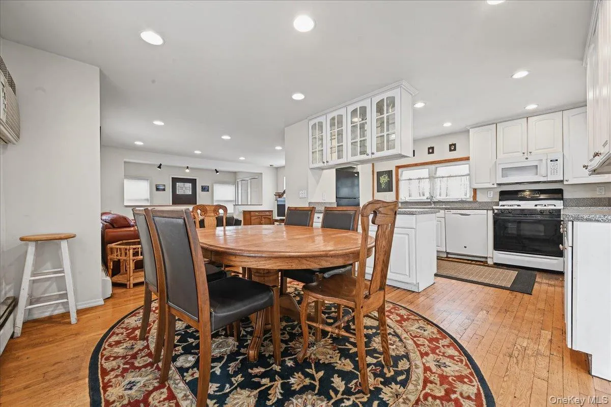 309 Frederick Avenue, Hempstead, NY, 2 Bedrooms Bedrooms, 6 Rooms Rooms,1 BathroomBathrooms,Residential,For Rent,Frederick,0,1056828 309 Frederick Avenue, Hempstead, NY, 2 Bedrooms Bedrooms, 6 Rooms Rooms,1 BathroomBathrooms,Residential,For Rent,Frederick,0,1056828