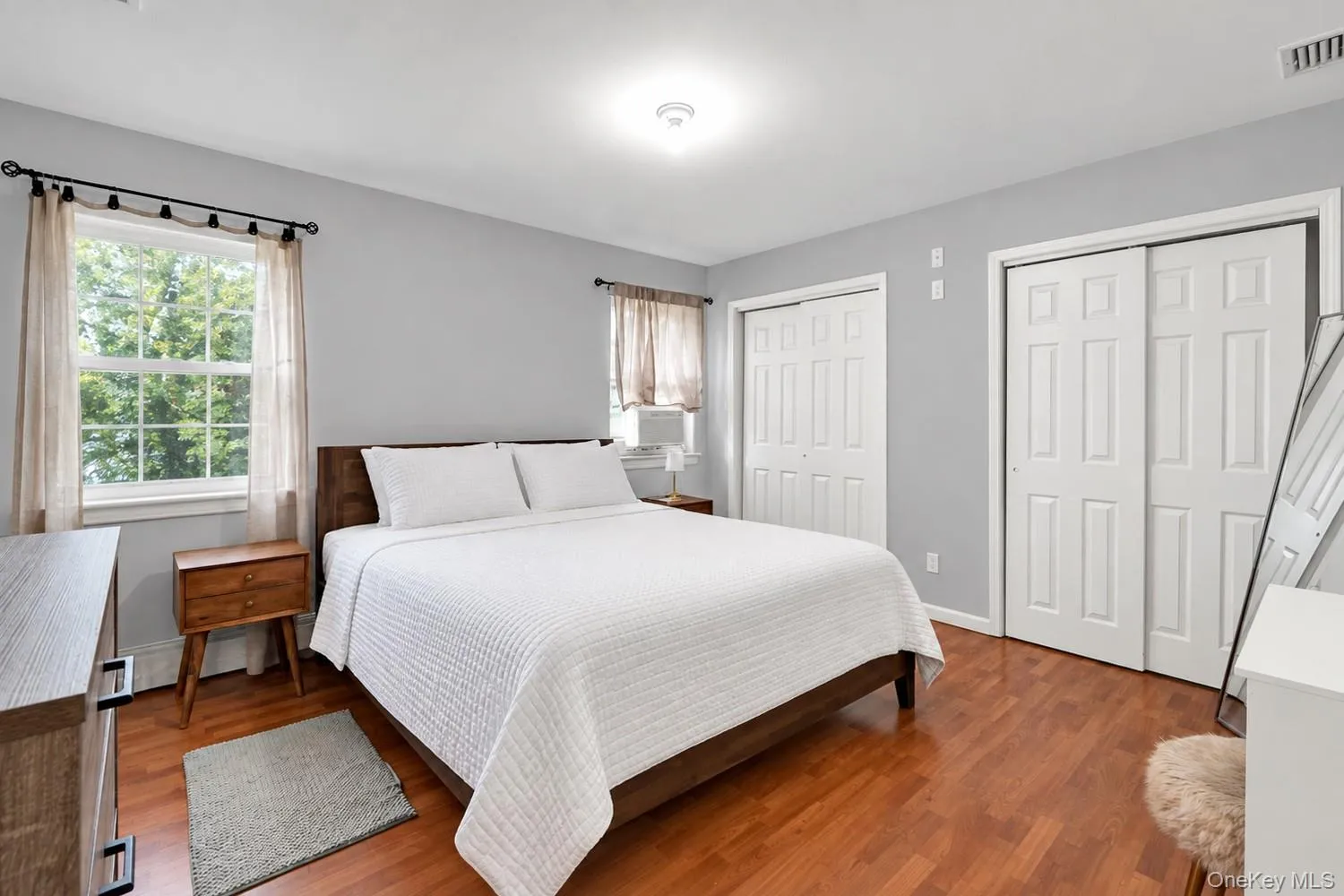 Primary bedroom w full en-suite Primary bedroom w full en-suite
