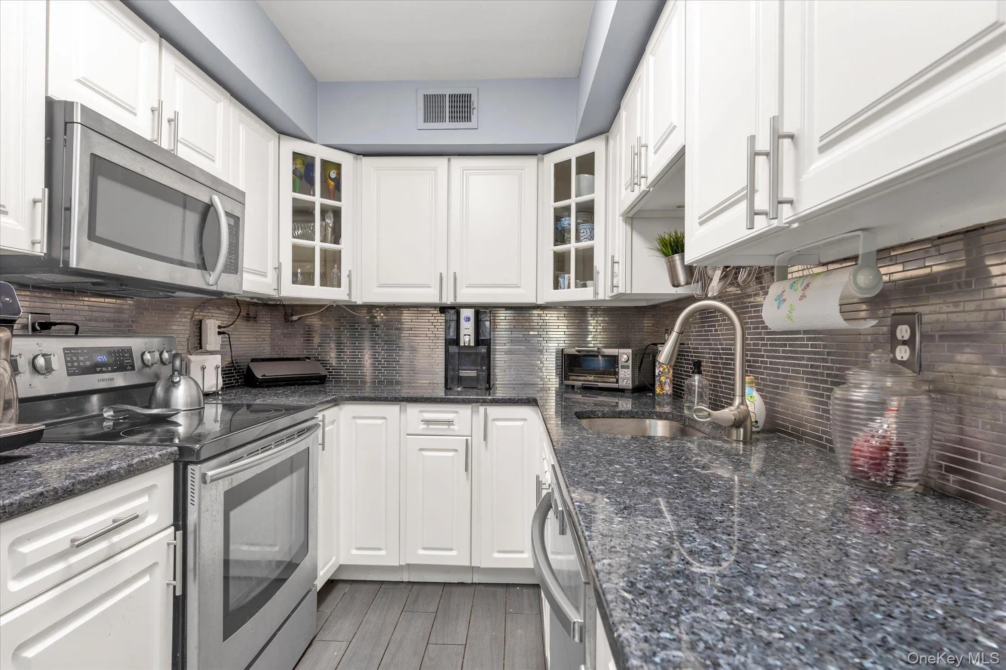 82 Alhambra Drive, Hempstead, NY, 2 Bedrooms Bedrooms, 5 Rooms Rooms,1 BathroomBathrooms,Residential,For Rent,Alhambra,0,1056880 82 Alhambra Drive, Hempstead, NY, 2 Bedrooms Bedrooms, 5 Rooms Rooms,1 BathroomBathrooms,Residential,For Rent,Alhambra,0,1056880