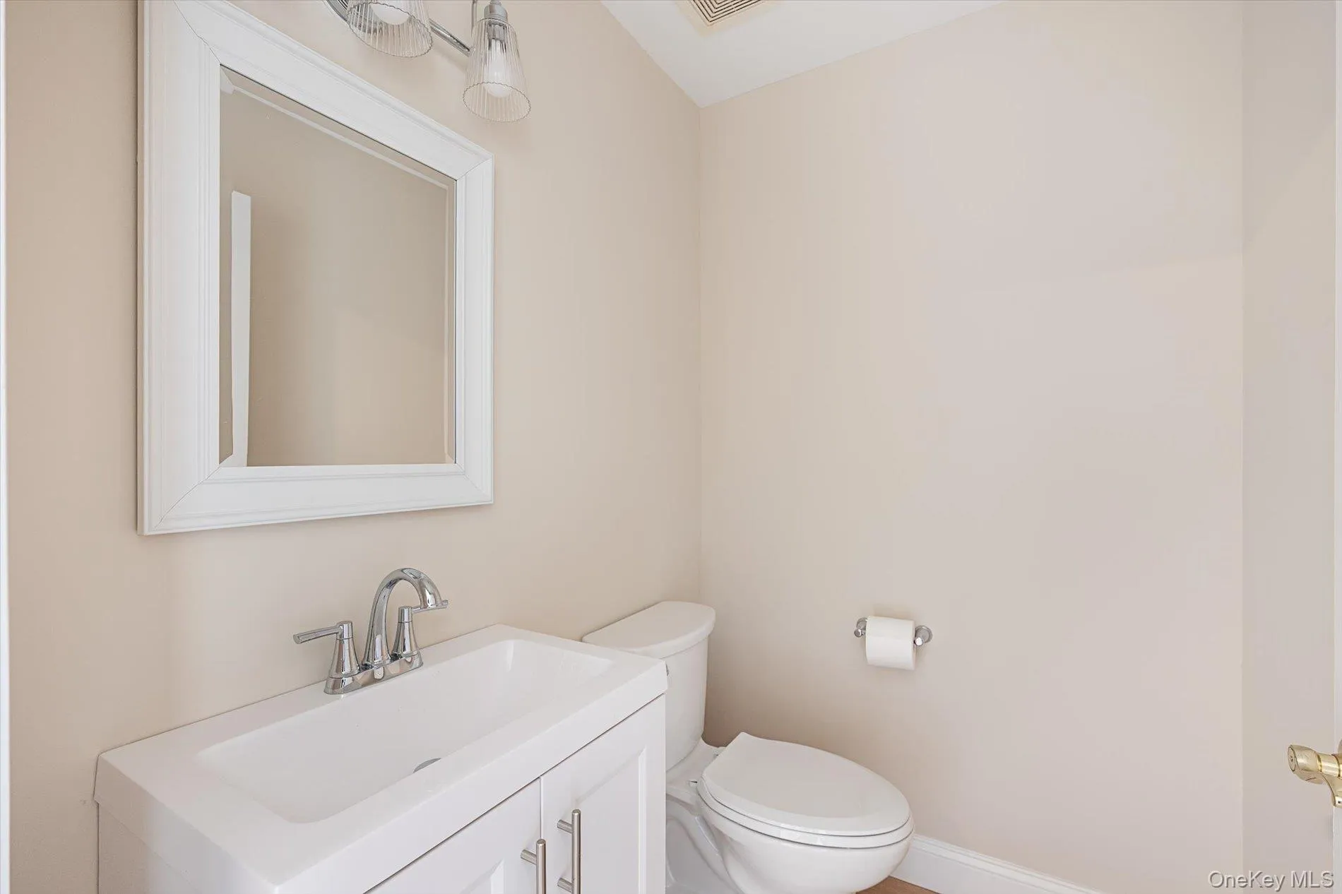 991 Madeira Boulevard, Huntington, NY, 2 Bedrooms Bedrooms, 5 Rooms Rooms,1 BathroomBathrooms,Residential,For Rent,Madeira,0,1056900 991 Madeira Boulevard, Huntington, NY, 2 Bedrooms Bedrooms, 5 Rooms Rooms,1 BathroomBathrooms,Residential,For Rent,Madeira,0,1056900