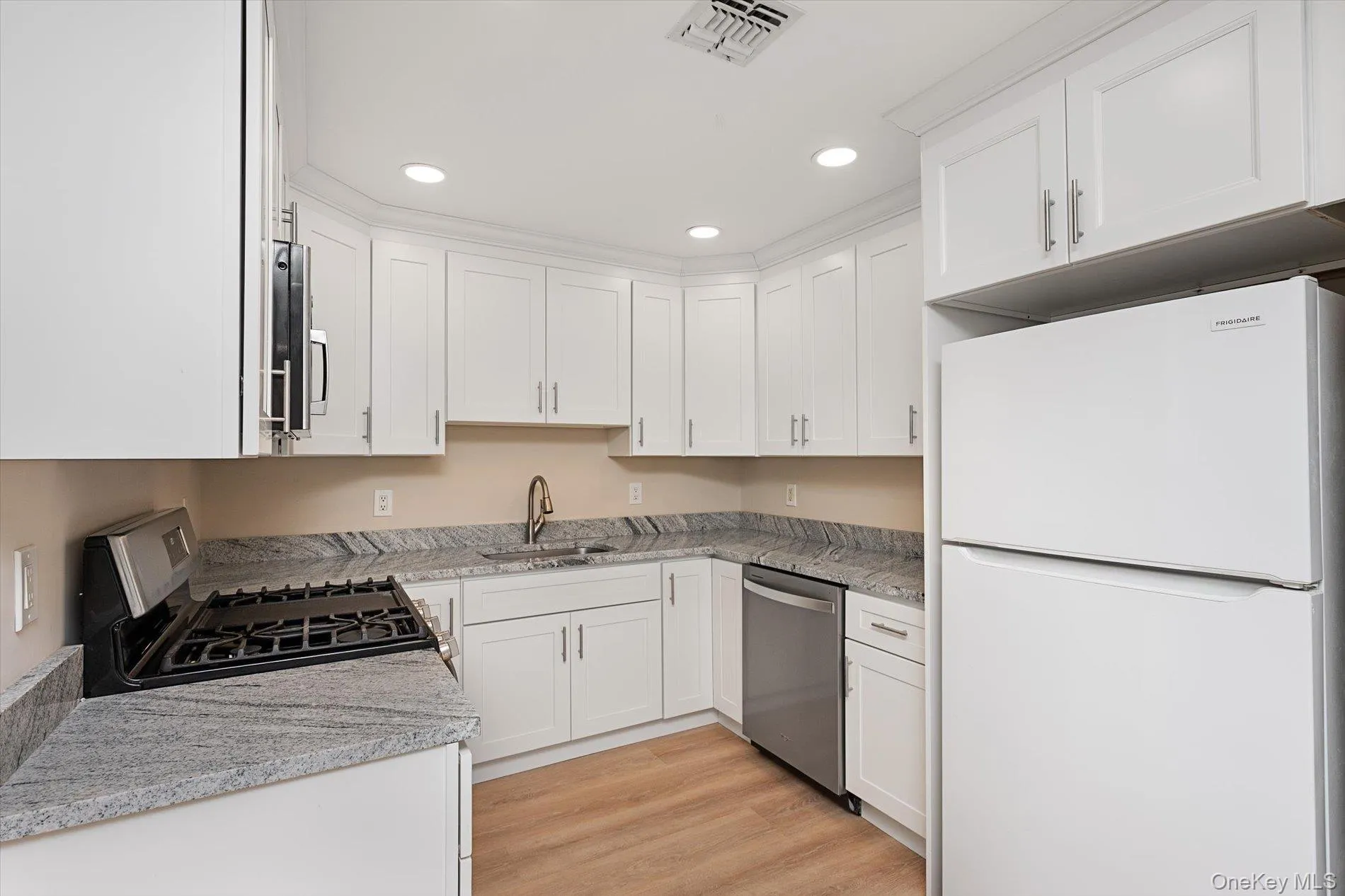 991 Madeira Boulevard, Huntington, NY, 2 Bedrooms Bedrooms, 5 Rooms Rooms,1 BathroomBathrooms,Residential,For Rent,Madeira,0,1056900 991 Madeira Boulevard, Huntington, NY, 2 Bedrooms Bedrooms, 5 Rooms Rooms,1 BathroomBathrooms,Residential,For Rent,Madeira,0,1056900