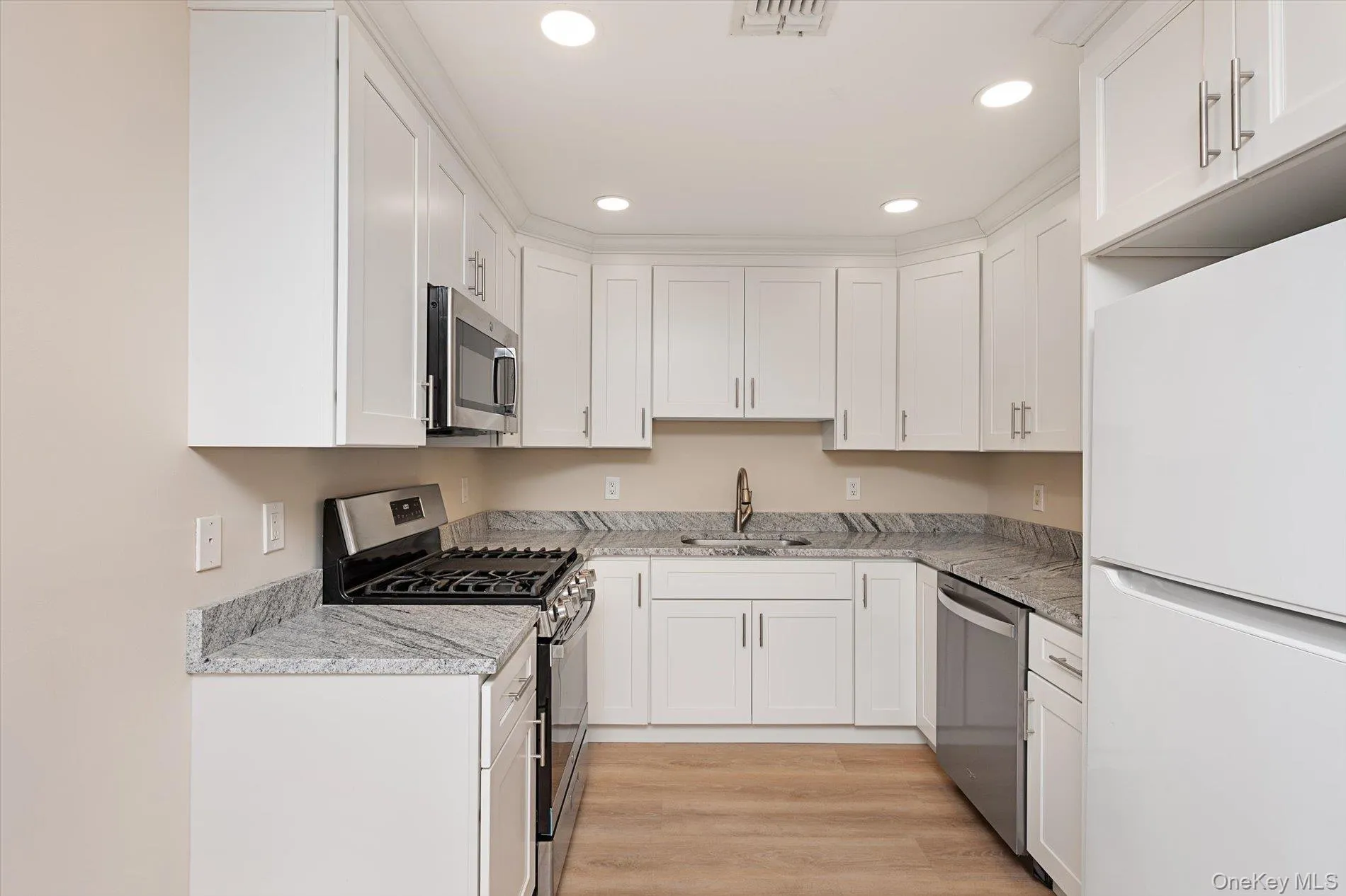 991 Madeira Boulevard, Huntington, NY, 2 Bedrooms Bedrooms, 5 Rooms Rooms,1 BathroomBathrooms,Residential,For Rent,Madeira,0,1056900 991 Madeira Boulevard, Huntington, NY, 2 Bedrooms Bedrooms, 5 Rooms Rooms,1 BathroomBathrooms,Residential,For Rent,Madeira,0,1056900