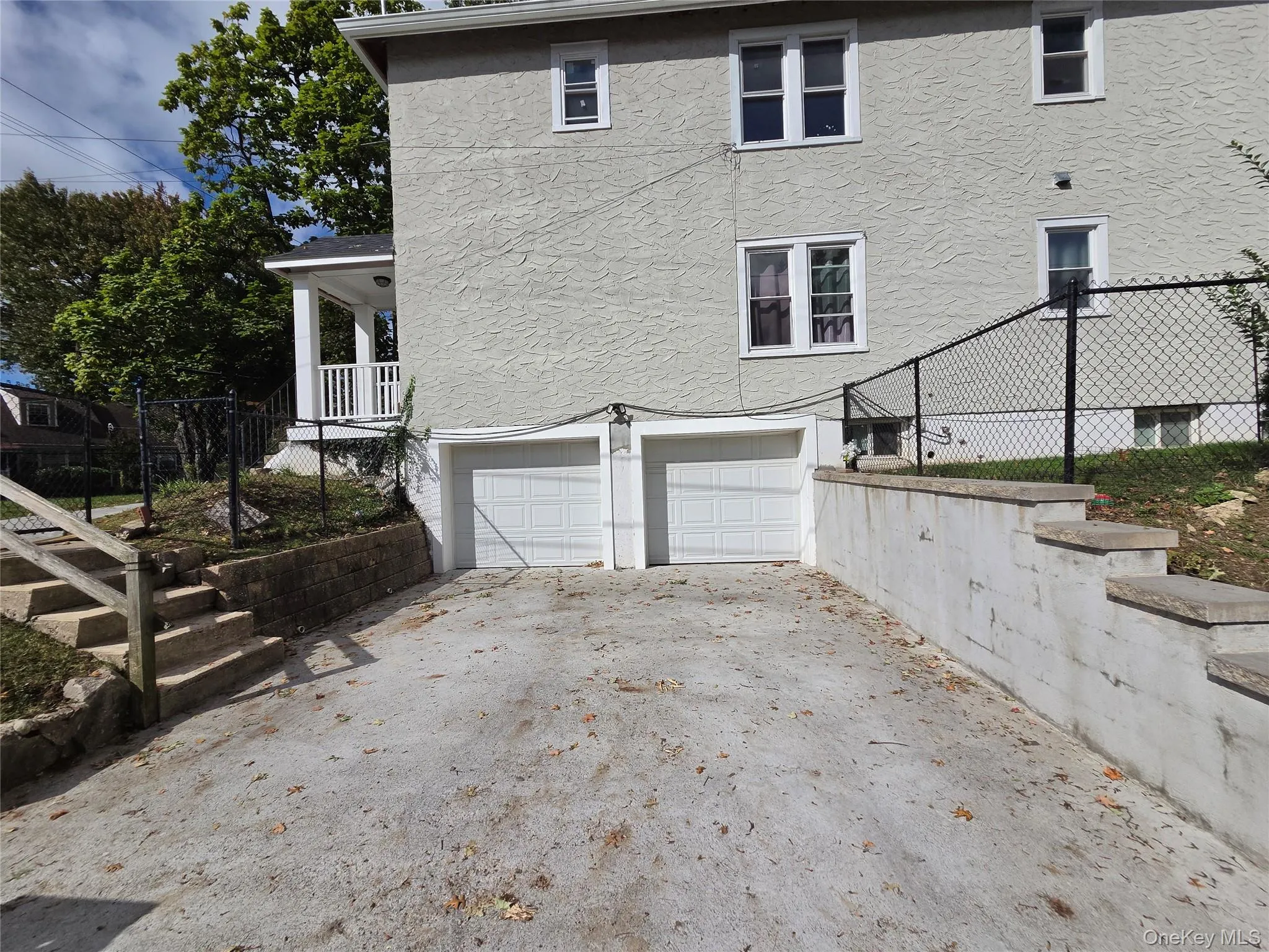 Half of driveway and 1 garage included with rent! Half of driveway and 1 garage included with rent!