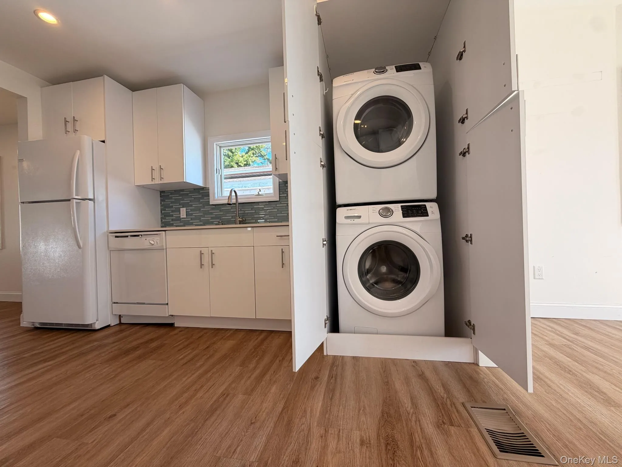 8 Michel Avenue, Oyster Bay, NY, 3 Bedroom Bedrooms, 4 Room Rooms,1 BathroomBathrooms,Residential Lease,For Rent,Michel,0,1056945 8 Michel Avenue, Oyster Bay, NY, 3 Bedroom Bedrooms, 4 Room Rooms,1 BathroomBathrooms,Residential Lease,For Rent,Michel,0,1056945