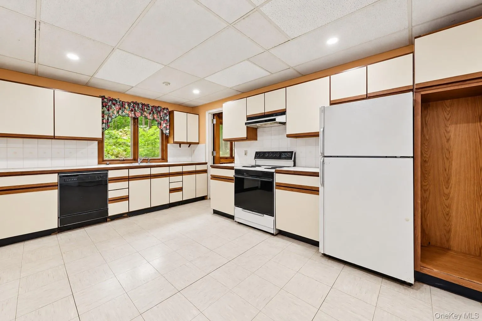 Summer kitchen has access to patio. Mechanical room is behind the right side of the photo. Summer kitchen has access to patio. Mechanical room is behind the right side of the photo.