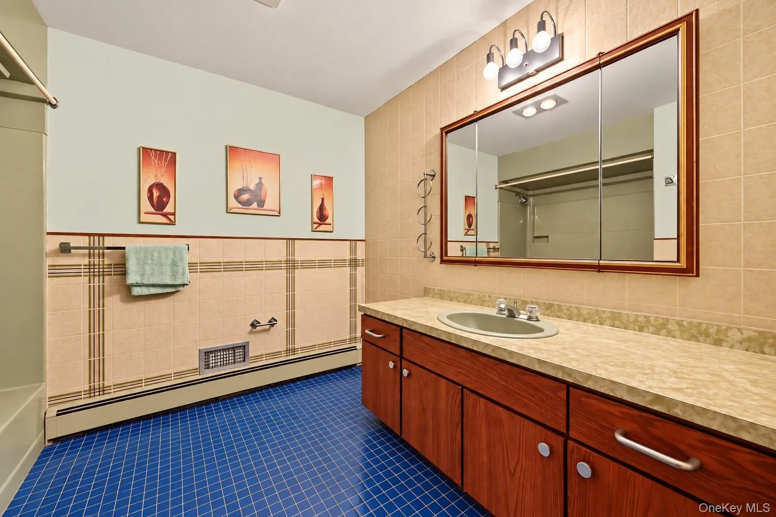 Hall bath for bedroom 2 and bedroom 3. Extraneous objects removed Hall bath for bedroom 2 and bedroom 3. Extraneous objects removed