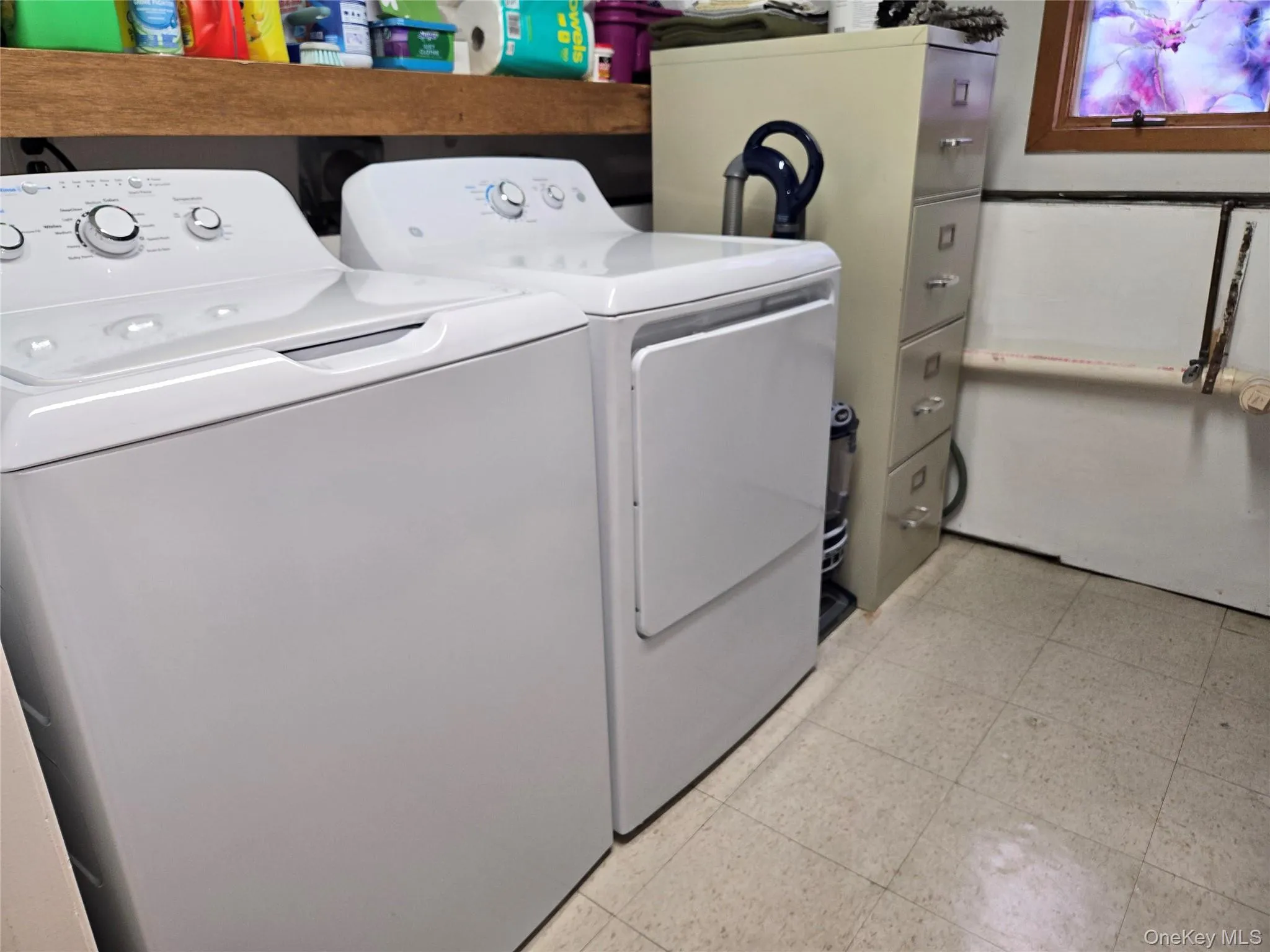 Laundry and heating system with water heater and additional storage Laundry and heating system with water heater and additional storage