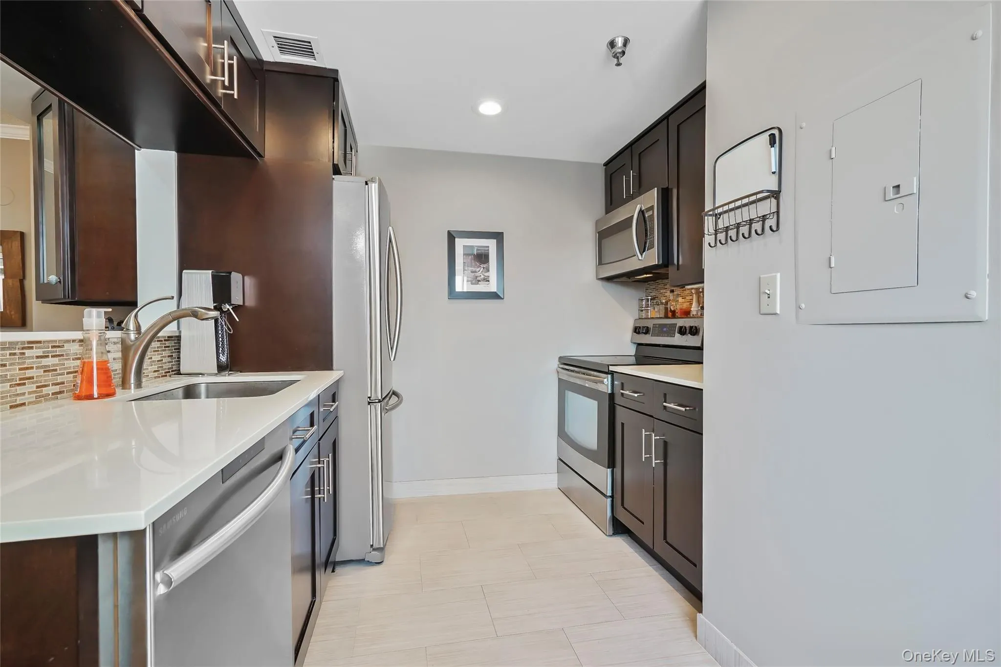 Kitchen Has Stainless Steel Appliances & Lots Of Storage Kitchen Has Stainless Steel Appliances & Lots Of Storage