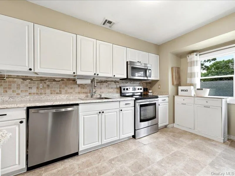 75 Lexington Road, Brookhaven, NY, 5 Bedrooms Bedrooms, 9 Rooms Rooms,3 BathroomsBathrooms,Residential,For Rent,Lexington,0,1057042 75 Lexington Road, Brookhaven, NY, 5 Bedrooms Bedrooms, 9 Rooms Rooms,3 BathroomsBathrooms,Residential,For Rent,Lexington,0,1057042