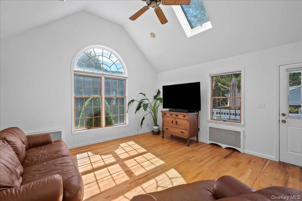 Vaulted ceiling with oversized Palladian windows that overlooks the yard Vaulted ceiling with oversized Palladian windows that overlooks the yard