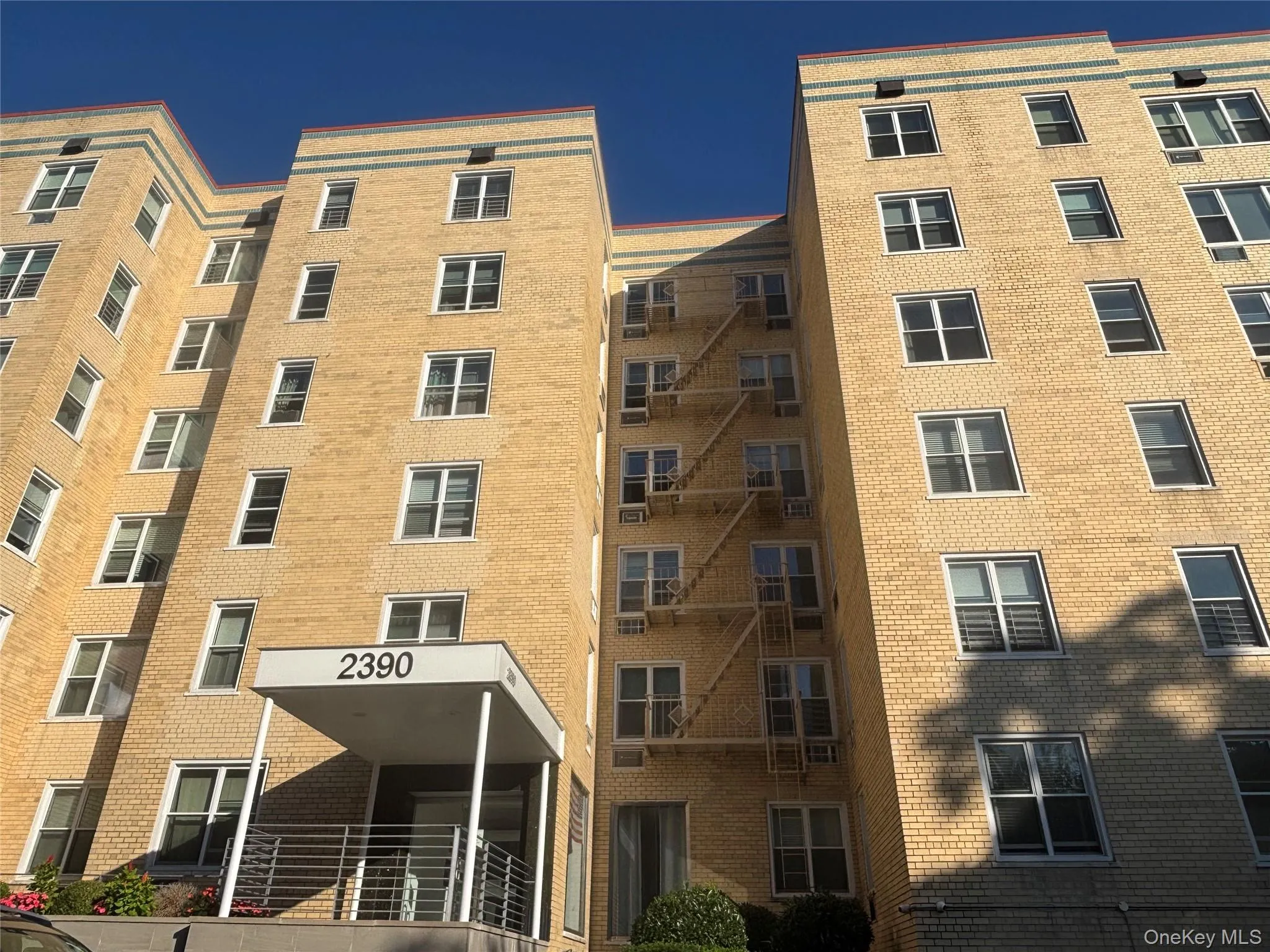 Mid-century boutique co-op comprising just 60 units. Mid-century boutique co-op comprising just 60 units.