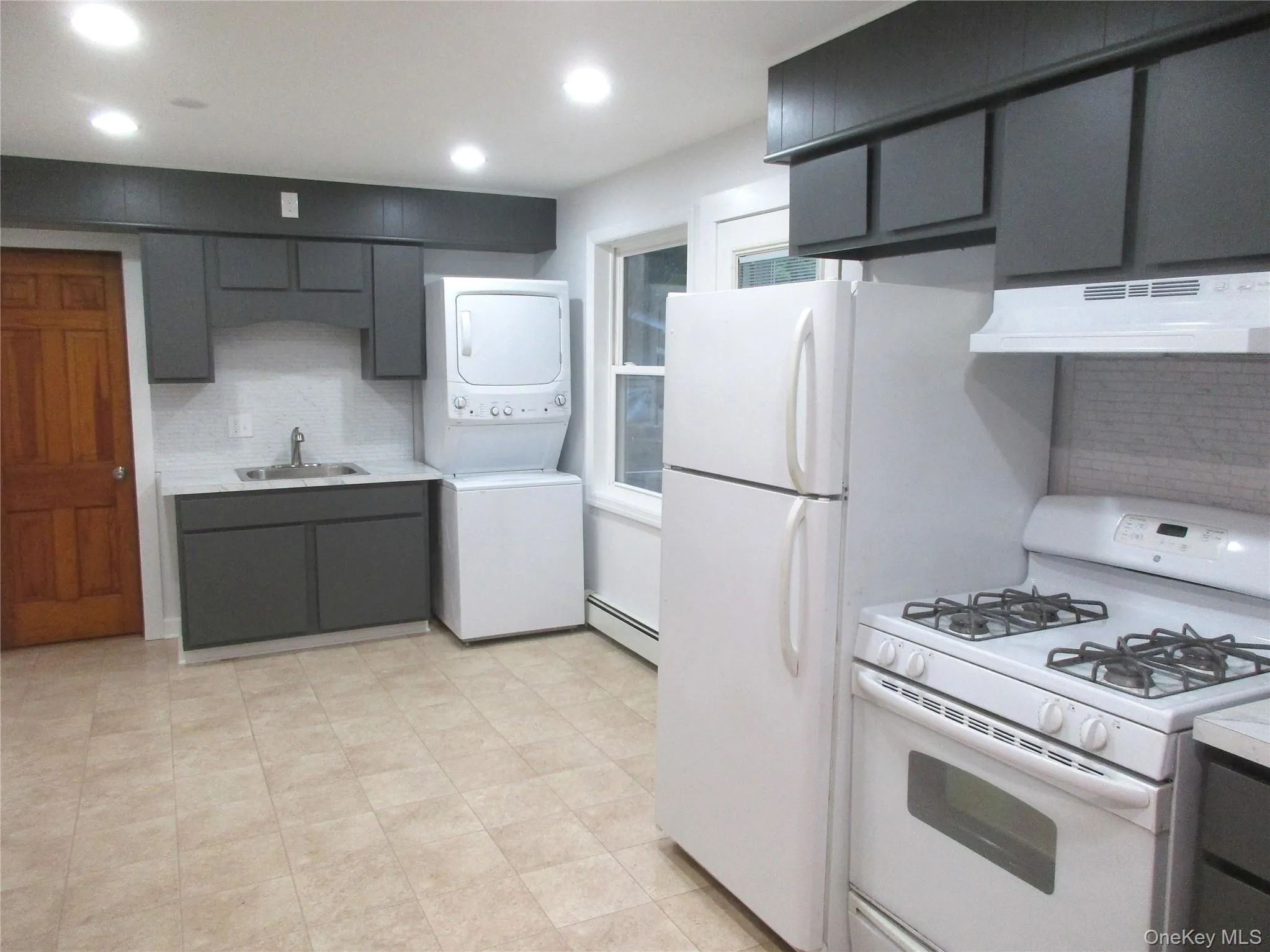 Upgraded large Eat-in kitchen Upgraded large Eat-in kitchen
