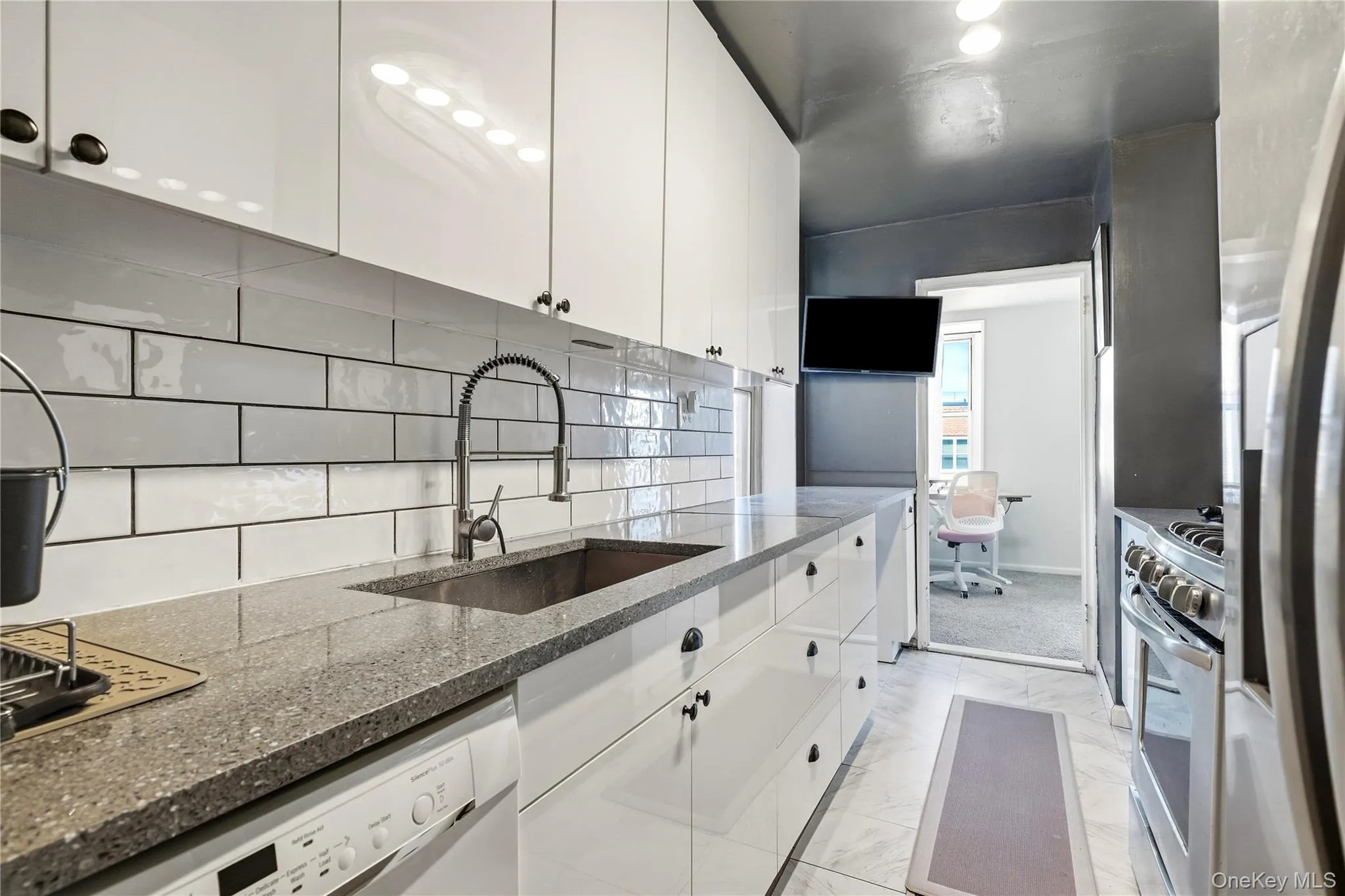 18-40 211th Street, New York, NY, 1 Bedroom Bedrooms, 3 Rooms Rooms,1 BathroomBathrooms,Residential,For Rent,211th,0,1057253 18-40 211th Street, New York, NY, 1 Bedroom Bedrooms, 3 Rooms Rooms,1 BathroomBathrooms,Residential,For Rent,211th,0,1057253
