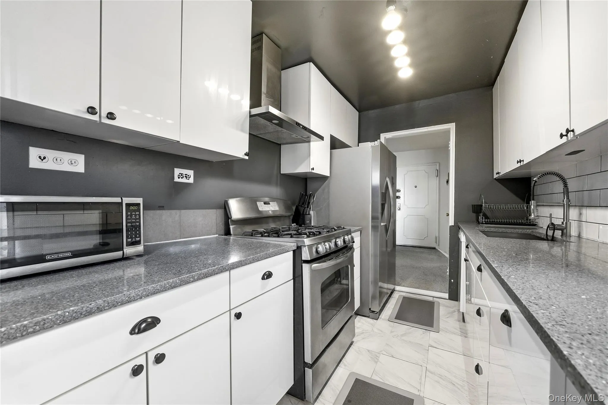 18-40 211th Street, New York, NY, 1 Bedroom Bedrooms, 3 Rooms Rooms,1 BathroomBathrooms,Residential,For Rent,211th,0,1057253 18-40 211th Street, New York, NY, 1 Bedroom Bedrooms, 3 Rooms Rooms,1 BathroomBathrooms,Residential,For Rent,211th,0,1057253