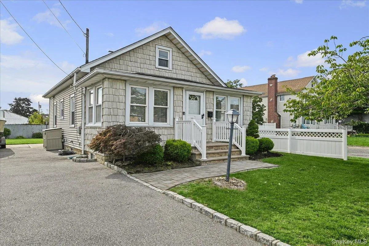 635 6th Street, Babylon, NY, 1 Bedroom Bedrooms, 5 Rooms Rooms,1 BathroomBathrooms,Residential,For Rent,6th,0,1057263 635 6th Street, Babylon, NY, 1 Bedroom Bedrooms, 5 Rooms Rooms,1 BathroomBathrooms,Residential,For Rent,6th,0,1057263