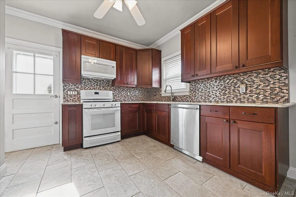 635 6th Street, Babylon, NY, 1 Bedroom Bedrooms, 5 Rooms Rooms,1 BathroomBathrooms,Residential,For Rent,6th,0,1057263 635 6th Street, Babylon, NY, 1 Bedroom Bedrooms, 5 Rooms Rooms,1 BathroomBathrooms,Residential,For Rent,6th,0,1057263