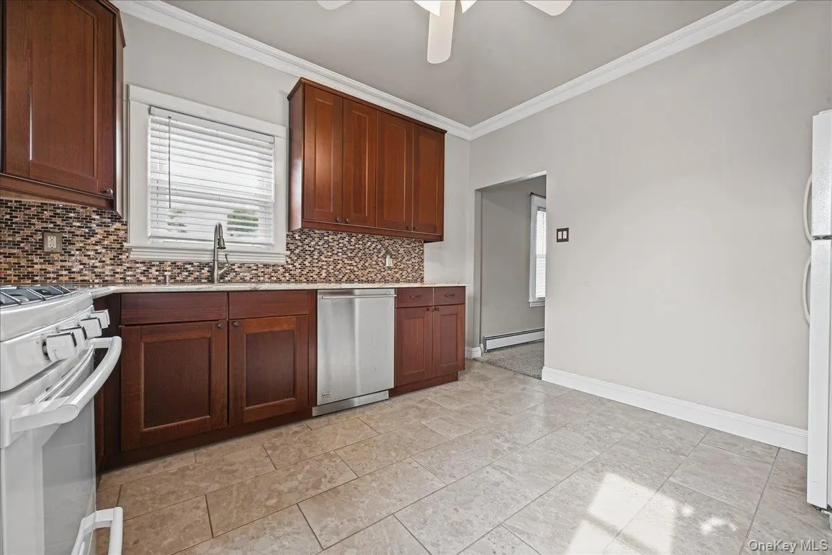 635 6th Street, Babylon, NY, 1 Bedroom Bedrooms, 5 Rooms Rooms,1 BathroomBathrooms,Residential,For Rent,6th,0,1057263 635 6th Street, Babylon, NY, 1 Bedroom Bedrooms, 5 Rooms Rooms,1 BathroomBathrooms,Residential,For Rent,6th,0,1057263