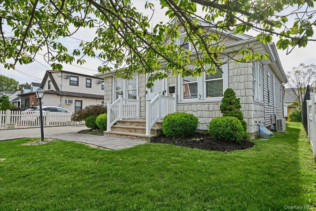 635 6th Street, Babylon, NY, 1 Bedroom Bedrooms, 5 Rooms Rooms,1 BathroomBathrooms,Residential,For Rent,6th,0,1057263 635 6th Street, Babylon, NY, 1 Bedroom Bedrooms, 5 Rooms Rooms,1 BathroomBathrooms,Residential,For Rent,6th,0,1057263