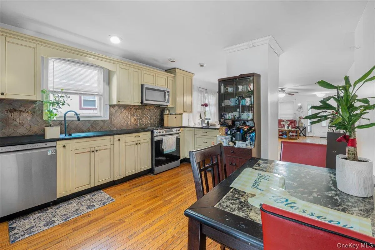 25 3rd Avenue, Islip, NY, 3 Bedrooms Bedrooms, 6 Rooms Rooms,2 BathroomsBathrooms,Residential,For Rent,3rd,0,1057270 25 3rd Avenue, Islip, NY, 3 Bedrooms Bedrooms, 6 Rooms Rooms,2 BathroomsBathrooms,Residential,For Rent,3rd,0,1057270