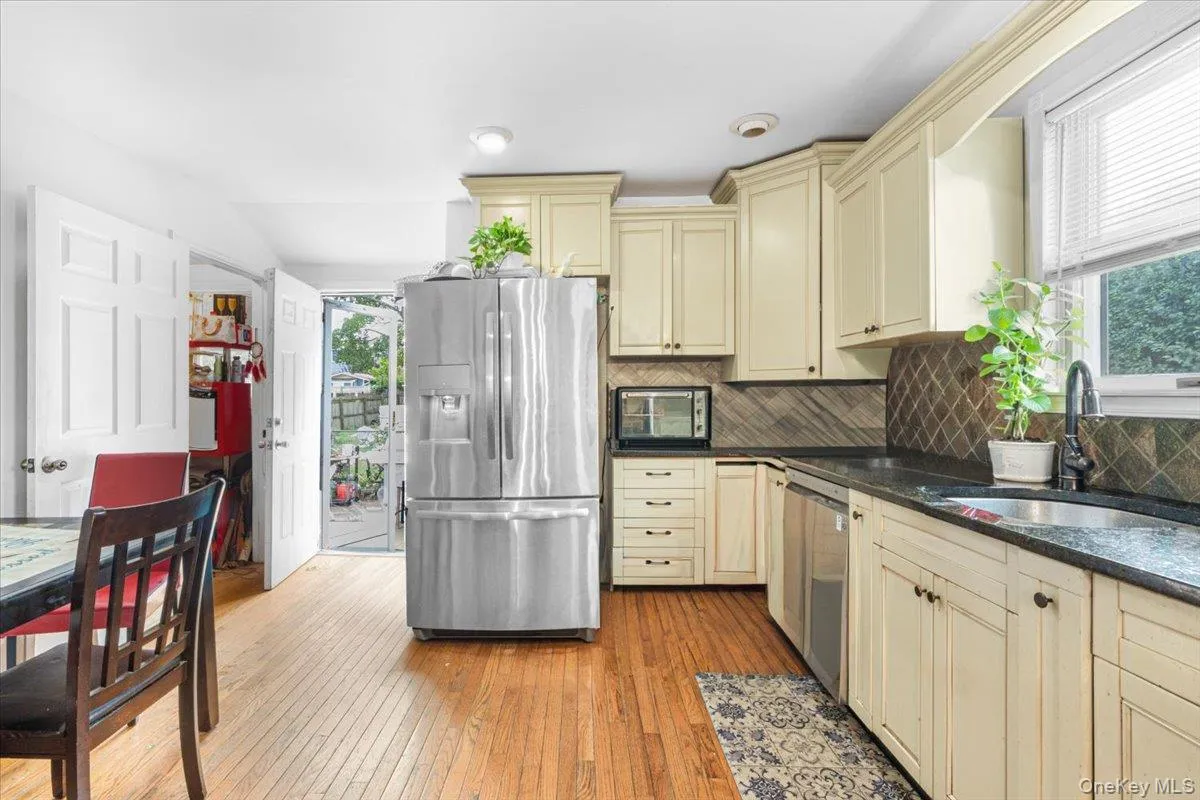 25 3rd Avenue, Islip, NY, 3 Bedrooms Bedrooms, 6 Rooms Rooms,2 BathroomsBathrooms,Residential,For Rent,3rd,0,1057270 25 3rd Avenue, Islip, NY, 3 Bedrooms Bedrooms, 6 Rooms Rooms,2 BathroomsBathrooms,Residential,For Rent,3rd,0,1057270