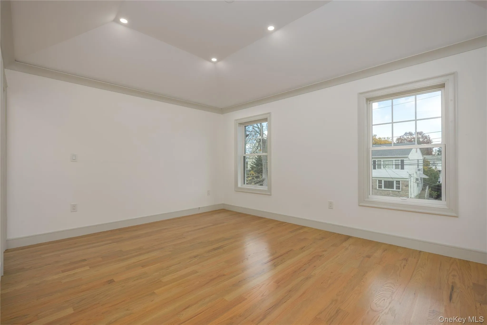 Bright and spacious primary bedroom Bright and spacious primary bedroom