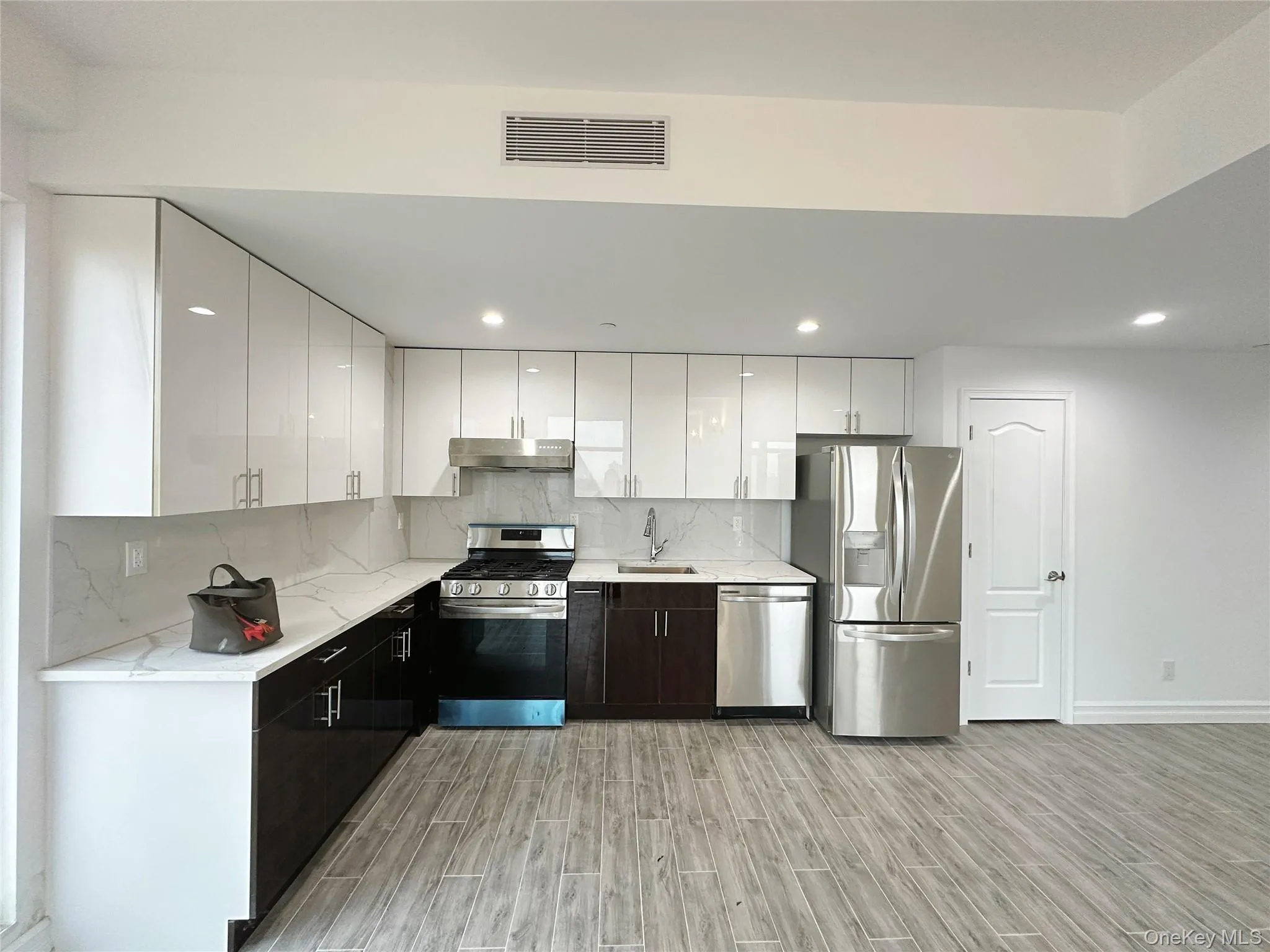 65-18 Austin Street, New York, NY, 2 Bedroom Bedrooms, 5 Room Rooms,2 BathroomBathrooms,Residential Lease,For Rent,Austin,0,1057283 65-18 Austin Street, New York, NY, 2 Bedroom Bedrooms, 5 Room Rooms,2 BathroomBathrooms,Residential Lease,For Rent,Austin,0,1057283