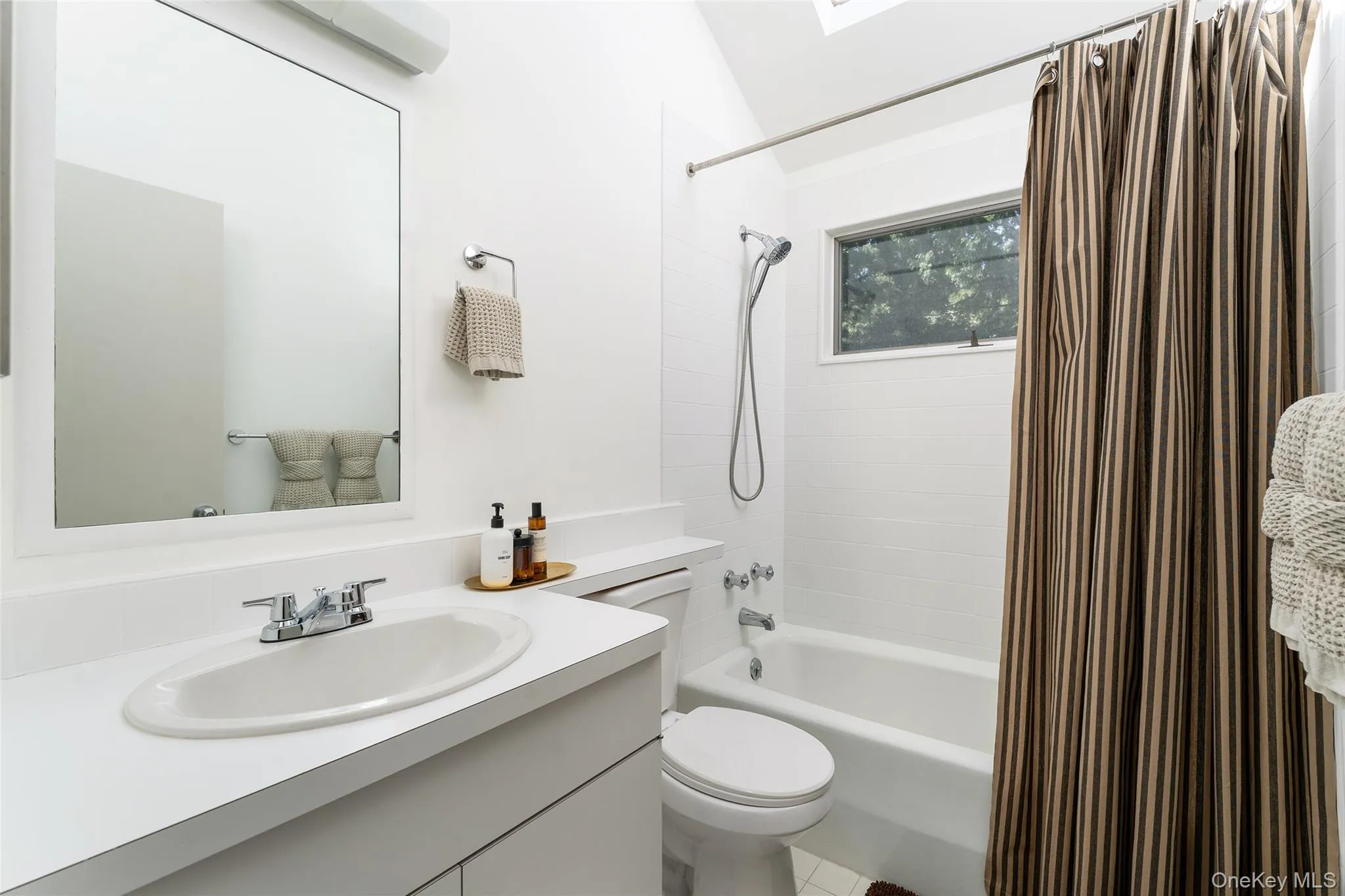25 Old Squiretown Rd, Southampton, NY, 3 Bedrooms Bedrooms, 7 Rooms Rooms,1 BathroomBathrooms,Residential,For Rent,Old Squiretown Rd,0,1057318 25 Old Squiretown Rd, Southampton, NY, 3 Bedrooms Bedrooms, 7 Rooms Rooms,1 BathroomBathrooms,Residential,For Rent,Old Squiretown Rd,0,1057318