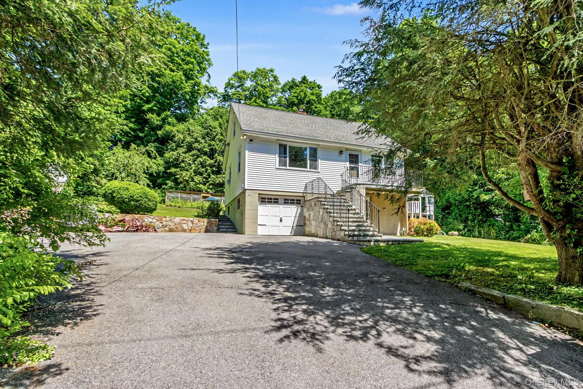 Driveway approach to this 3 Bedroom/3 Full Bathroom home. Driveway approach to this 3 Bedroom/3 Full Bathroom home.