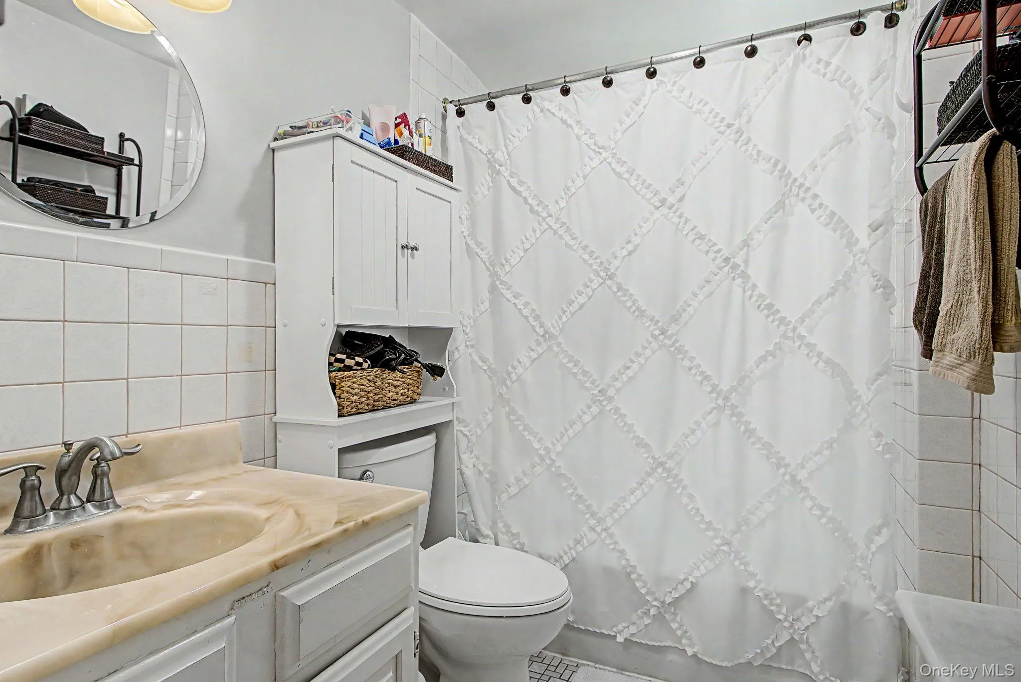 Full Bathroom located on the second floor. Full Bathroom located on the second floor.
