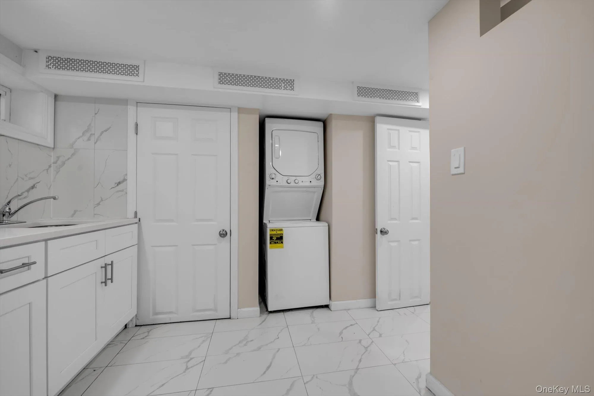 164-38 76th Road, New York, NY, 3 Bedrooms Bedrooms, 6 Rooms Rooms,2 BathroomsBathrooms,Residential,For Rent,76th,0,1057339 164-38 76th Road, New York, NY, 3 Bedrooms Bedrooms, 6 Rooms Rooms,2 BathroomsBathrooms,Residential,For Rent,76th,0,1057339
