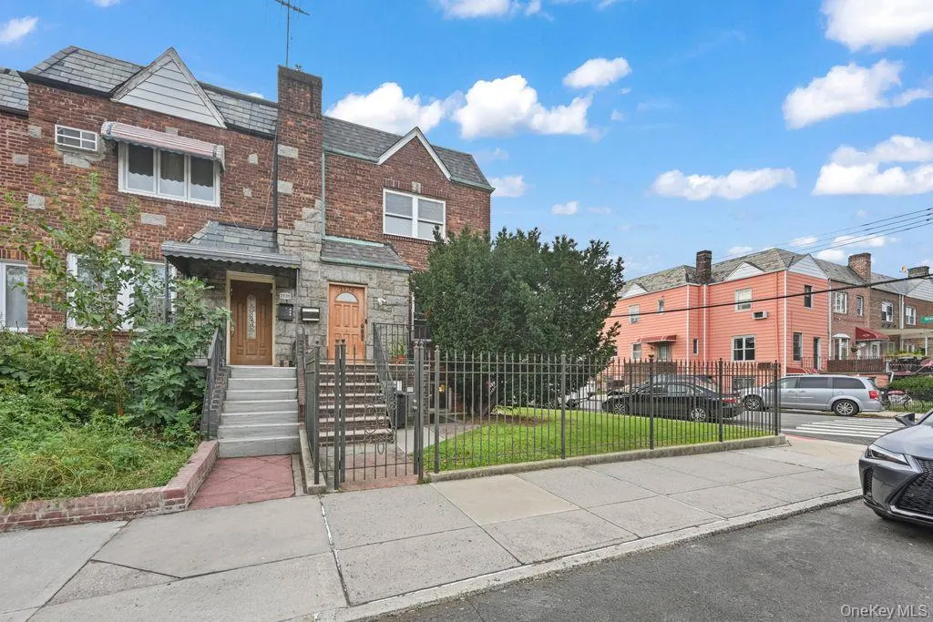 2136 28th Street, New York, NY, 3 Bedrooms Bedrooms, 6 Rooms Rooms,2 BathroomsBathrooms,Residential,For Rent,28th,0,1057355 2136 28th Street, New York, NY, 3 Bedrooms Bedrooms, 6 Rooms Rooms,2 BathroomsBathrooms,Residential,For Rent,28th,0,1057355