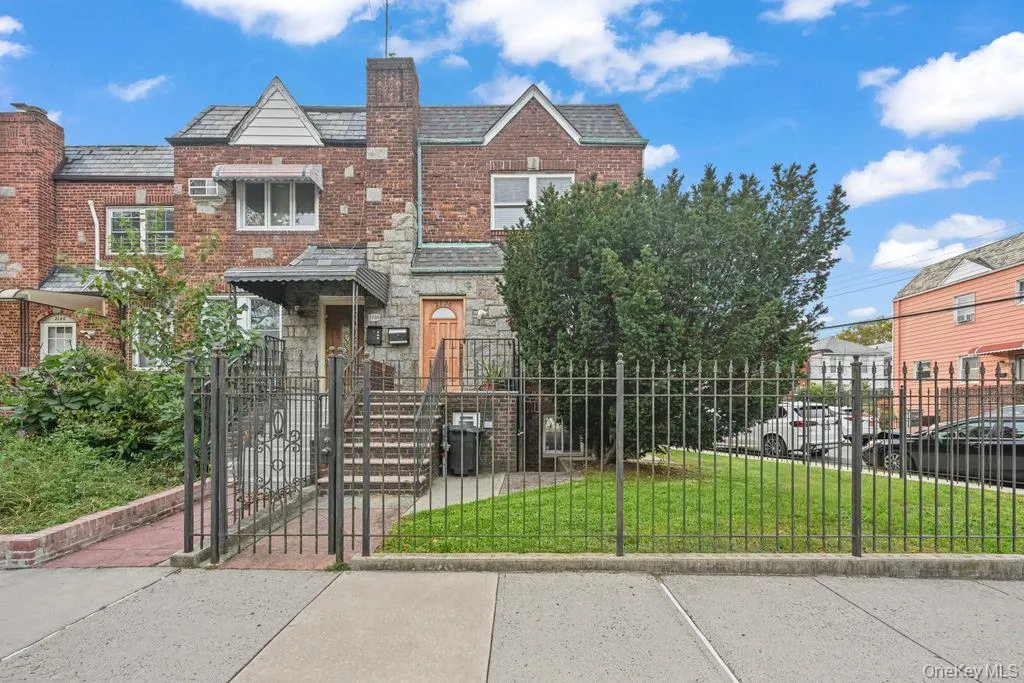 2136 28th Street, New York, NY, 3 Bedrooms Bedrooms, 6 Rooms Rooms,2 BathroomsBathrooms,Residential,For Rent,28th,0,1057355 2136 28th Street, New York, NY, 3 Bedrooms Bedrooms, 6 Rooms Rooms,2 BathroomsBathrooms,Residential,For Rent,28th,0,1057355